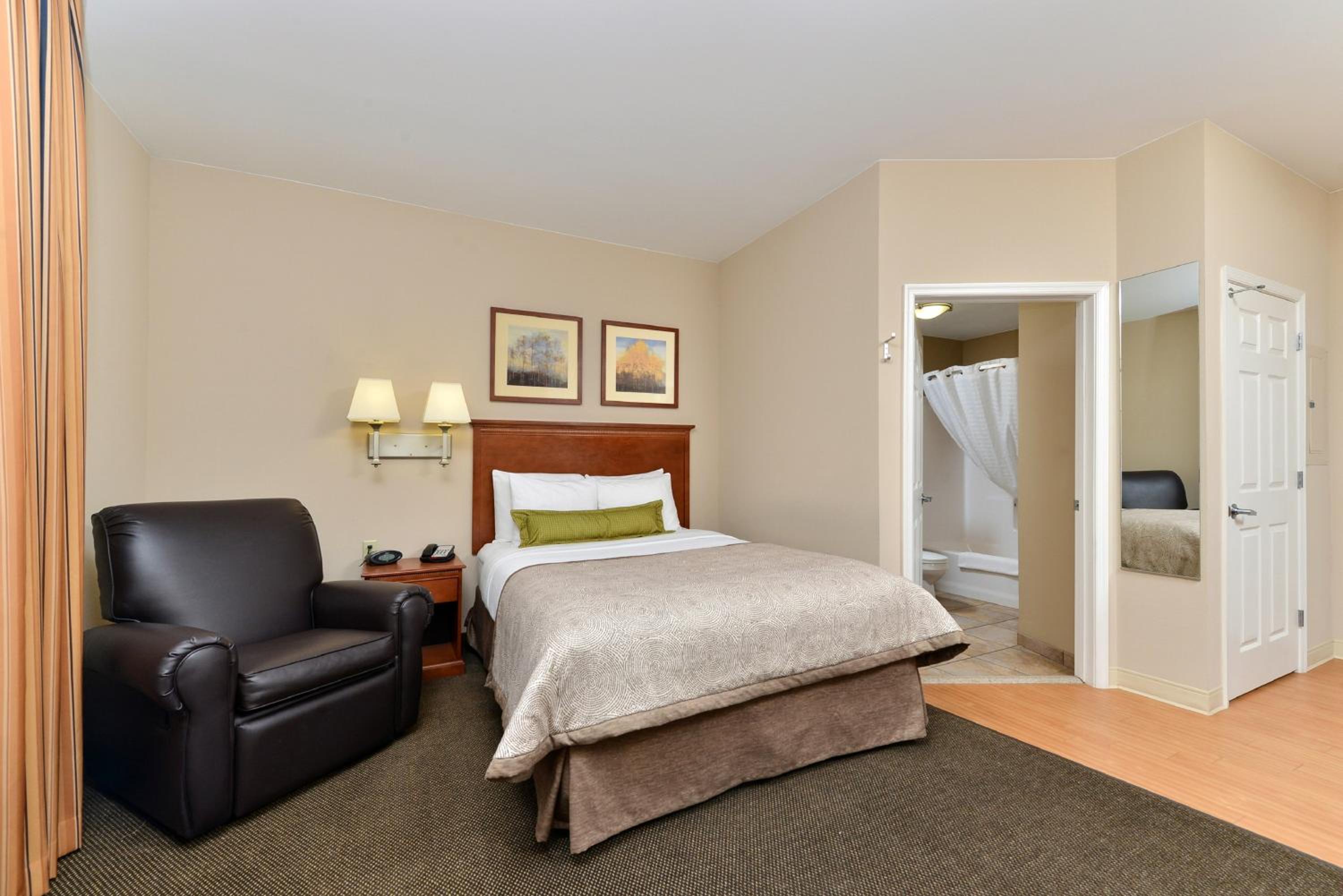 Queen Studio Suite - Hearing Accessible/ Non-Smoking photo 1