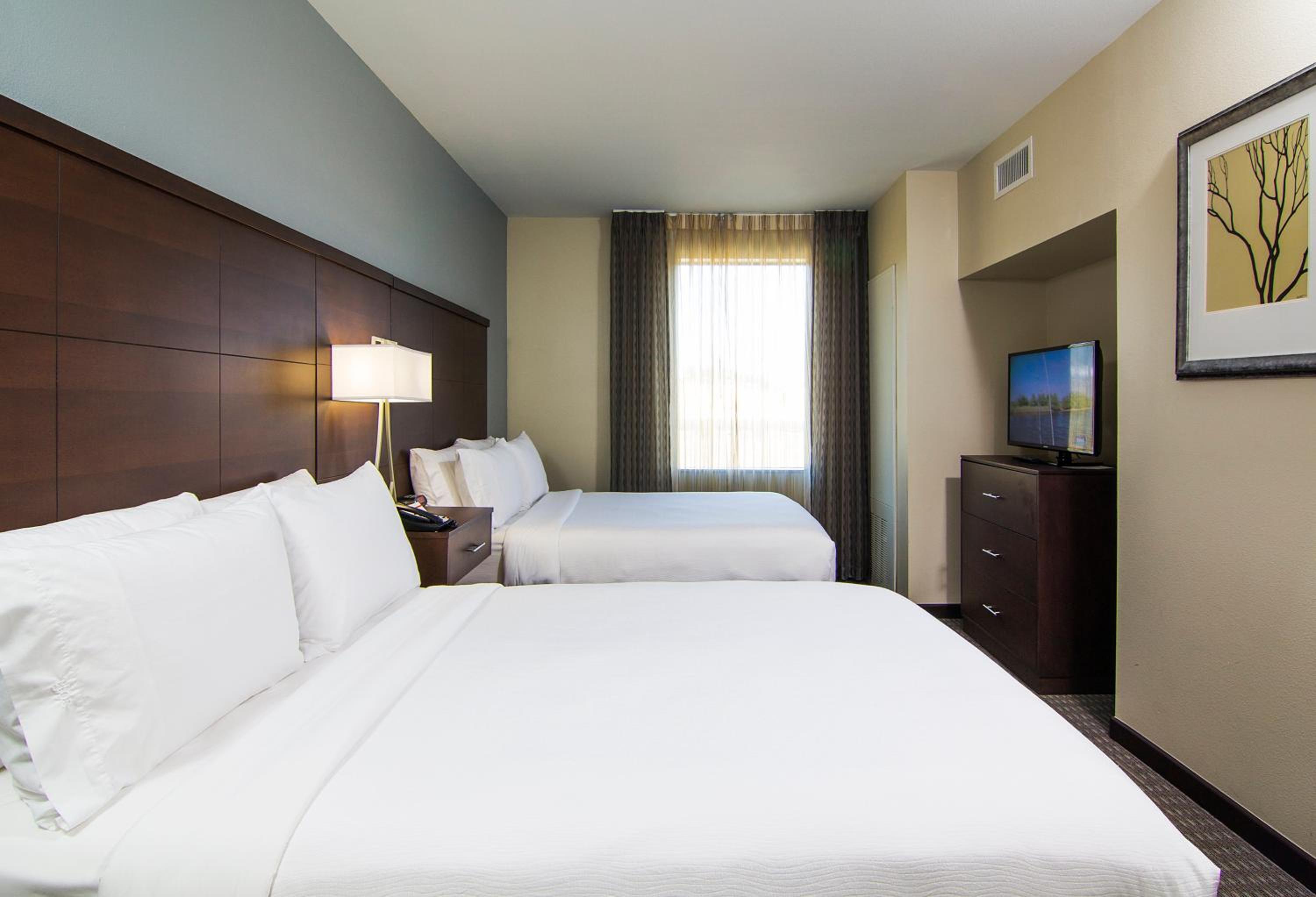 One-Bedroom Queen Suite with Two Queen Beds - Communications Accessible photo 3