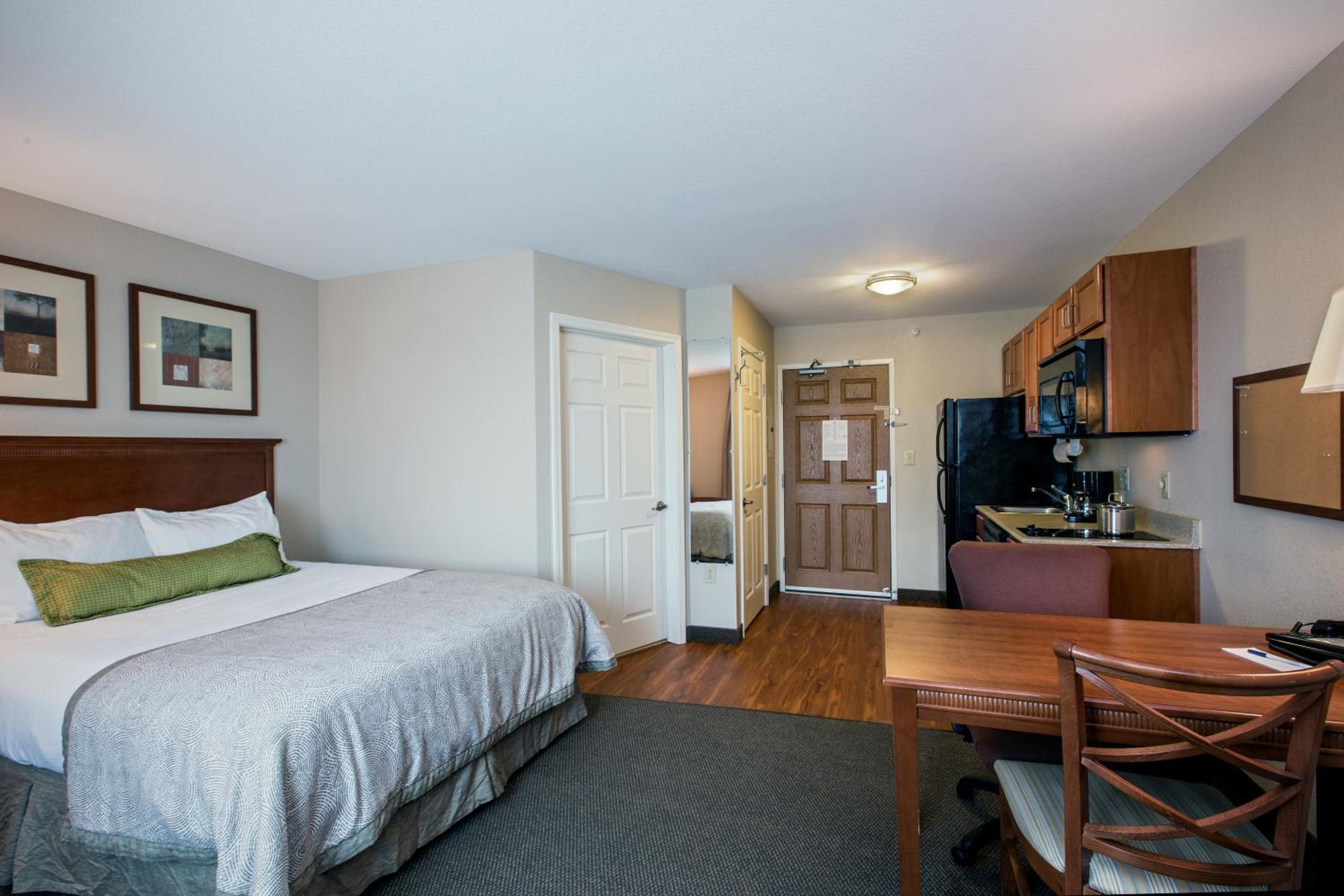 Studio Queen Suite - Photo 2