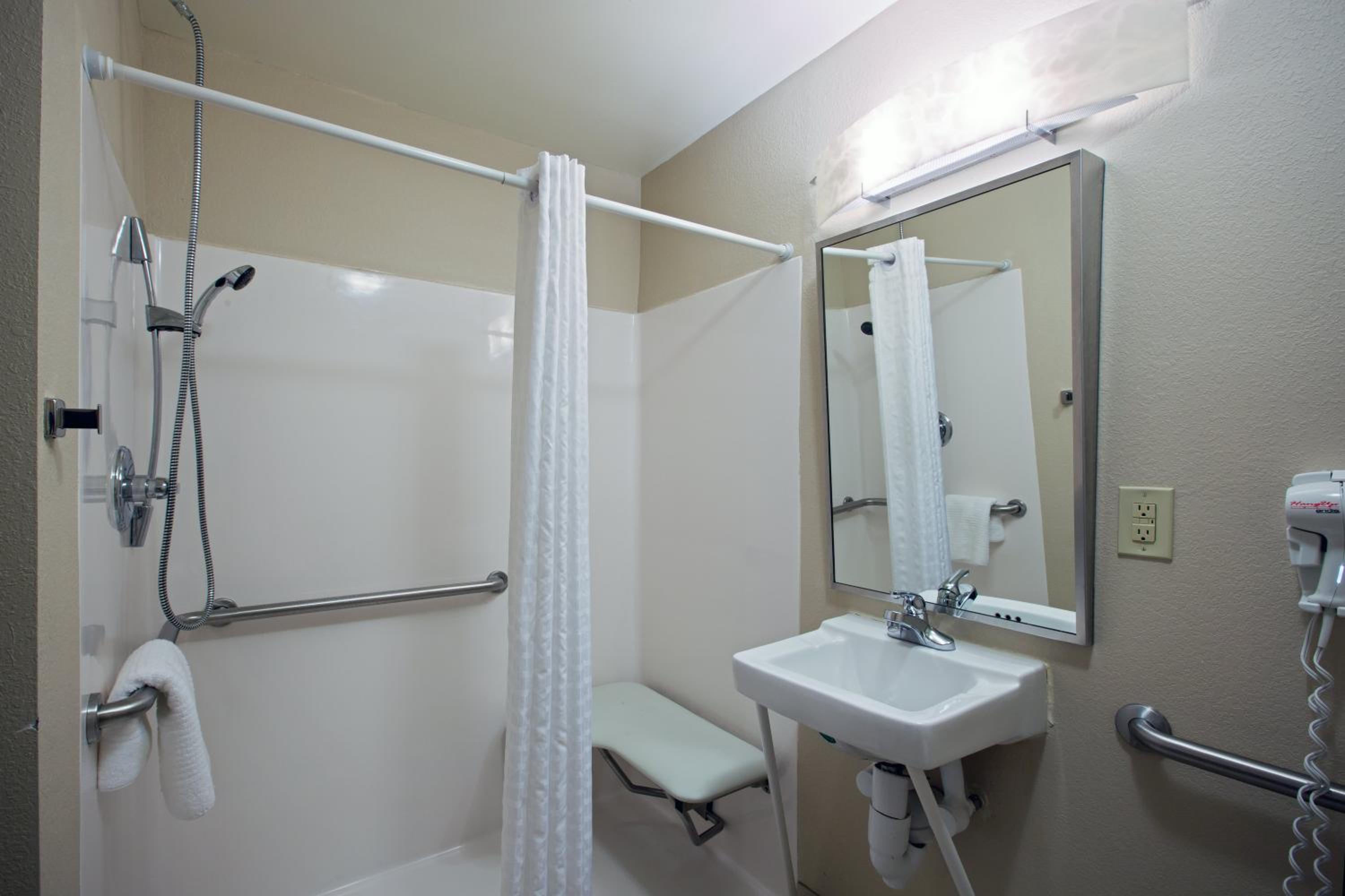 One-Bedroom King Suite with Communications Accessible Roll-In Shower - Photo 3