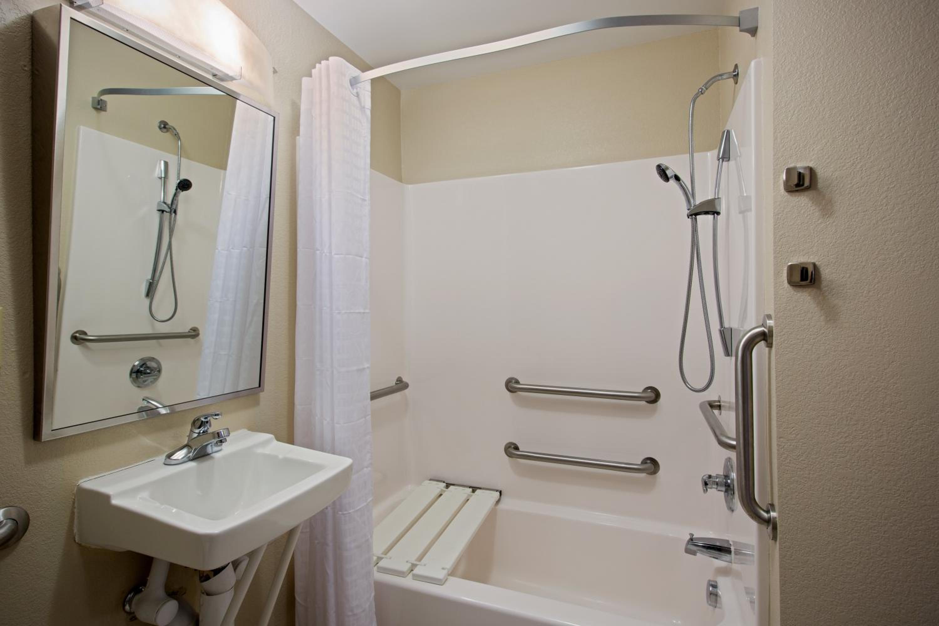 One-Bedroom Queen Room with Two Queen Beds and Mobility Accessible Tub - Non-Smoking - Photo 2