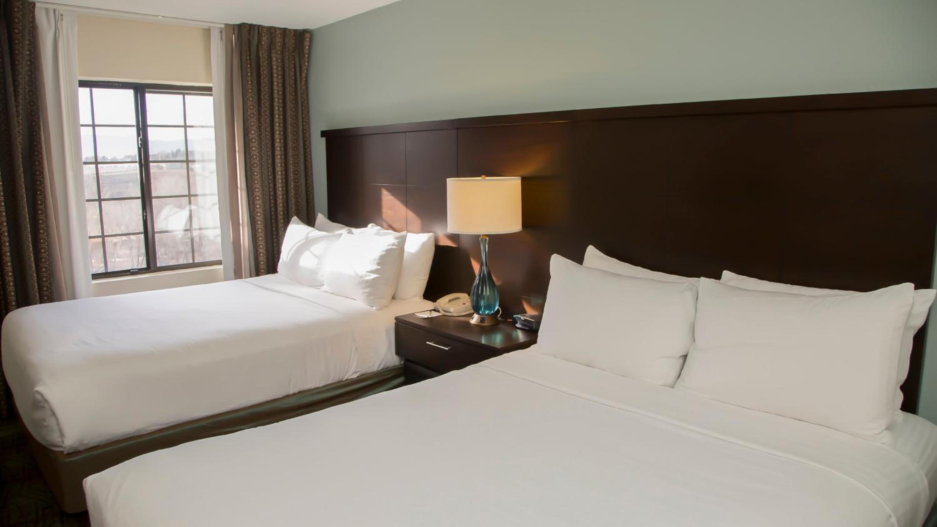 Two-Bedroom Suite with Three Queen Beds - Photo 7