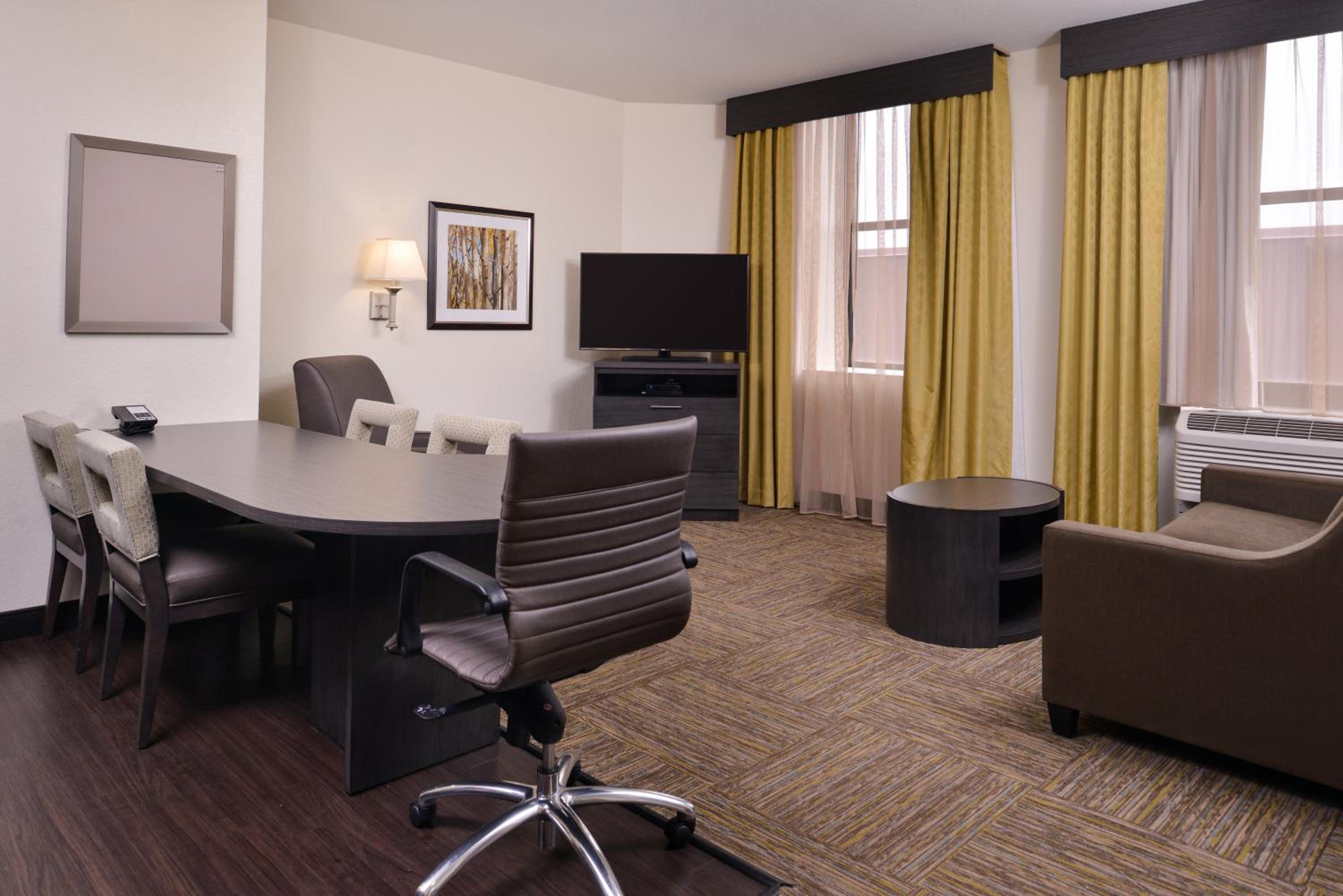One-Bedroom Queen Suite -Non-Smoking - Photo 3
