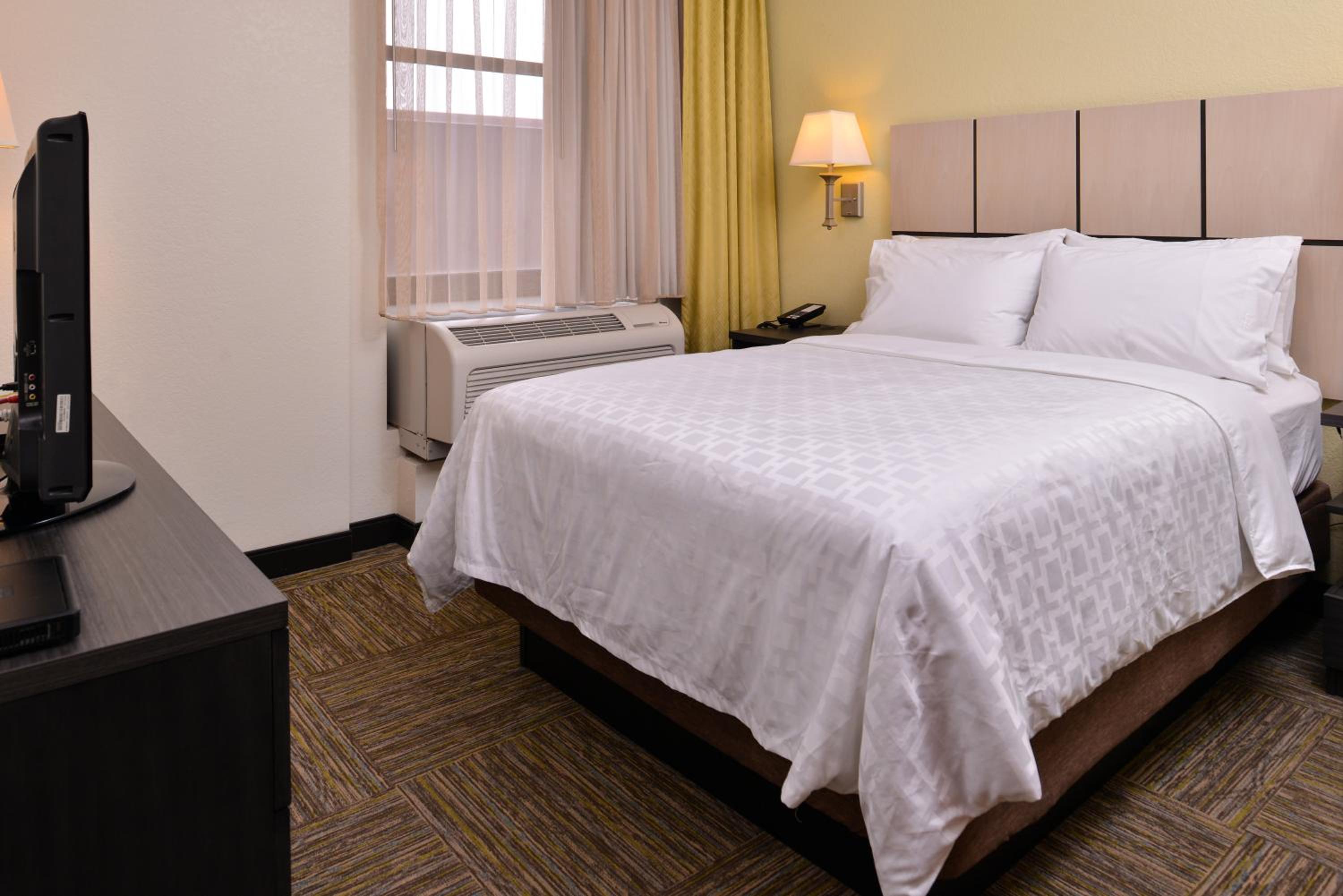 One-Bedroom Queen Suite -Non-Smoking - Photo 1