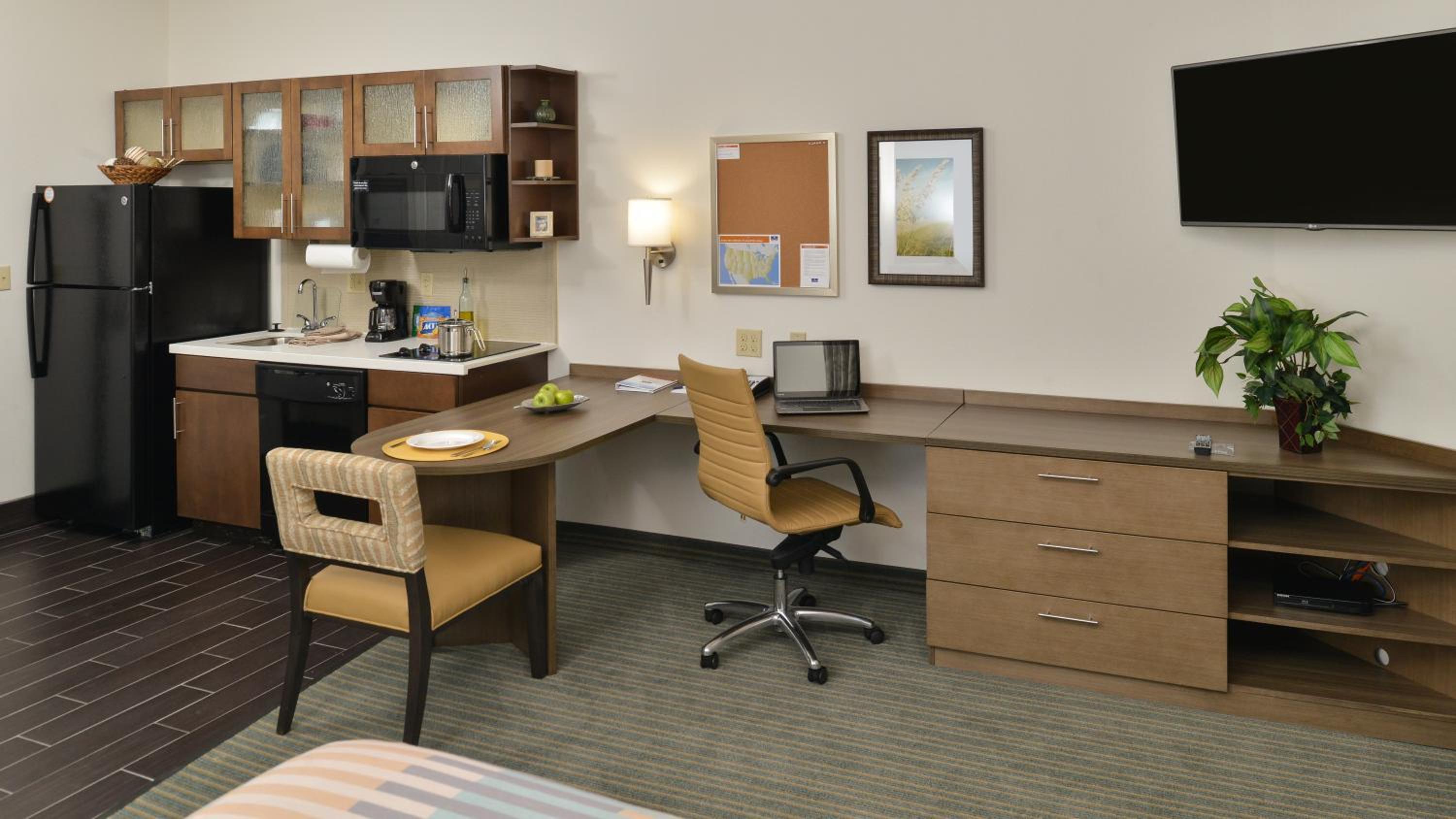 Queen Studio Suite - Communication Accessible photo 1