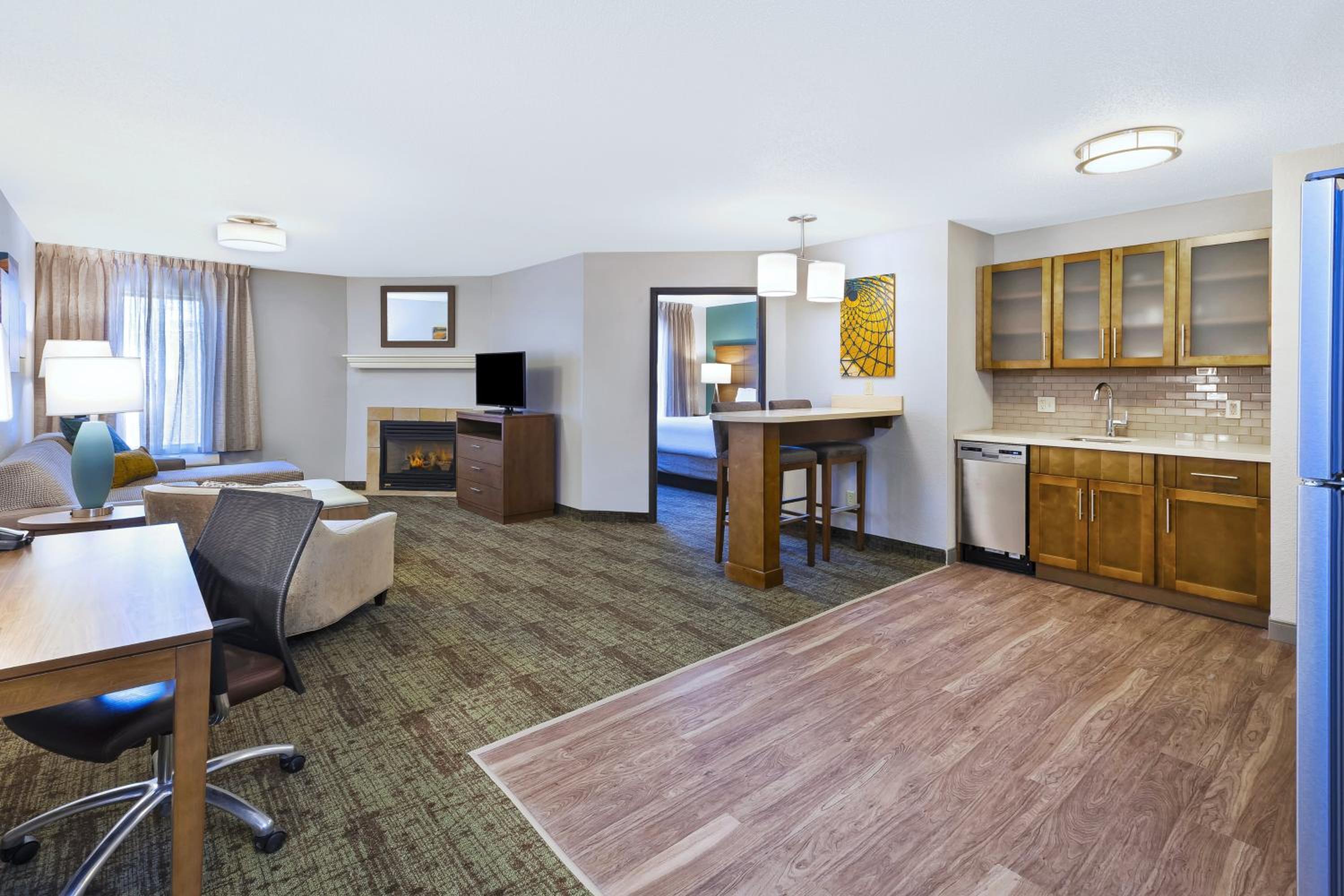 One-Bedroom Queen Suite - Non-Smoking - Photo 5