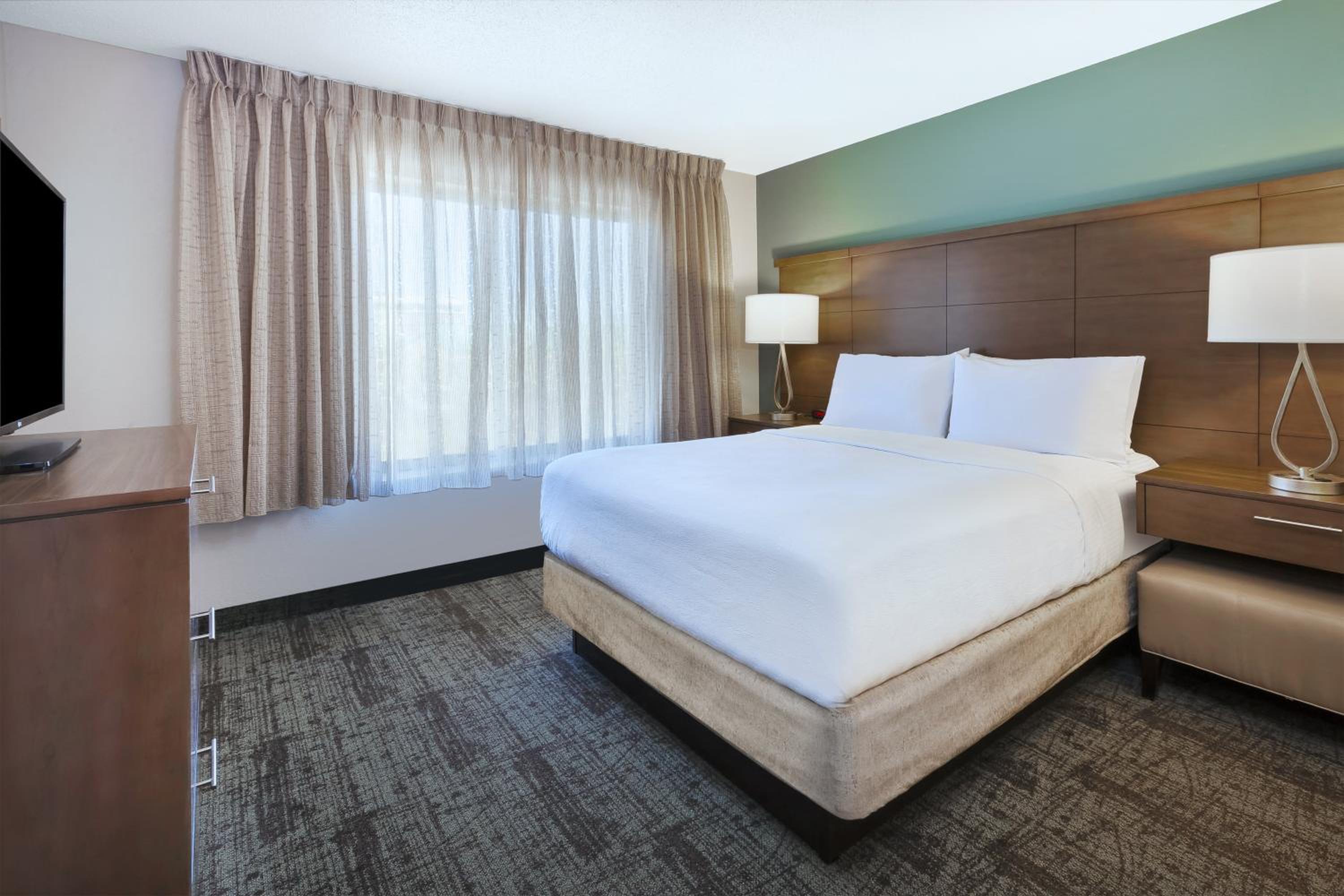 One-Bedroom Queen Suite - Non-Smoking - Photo 8