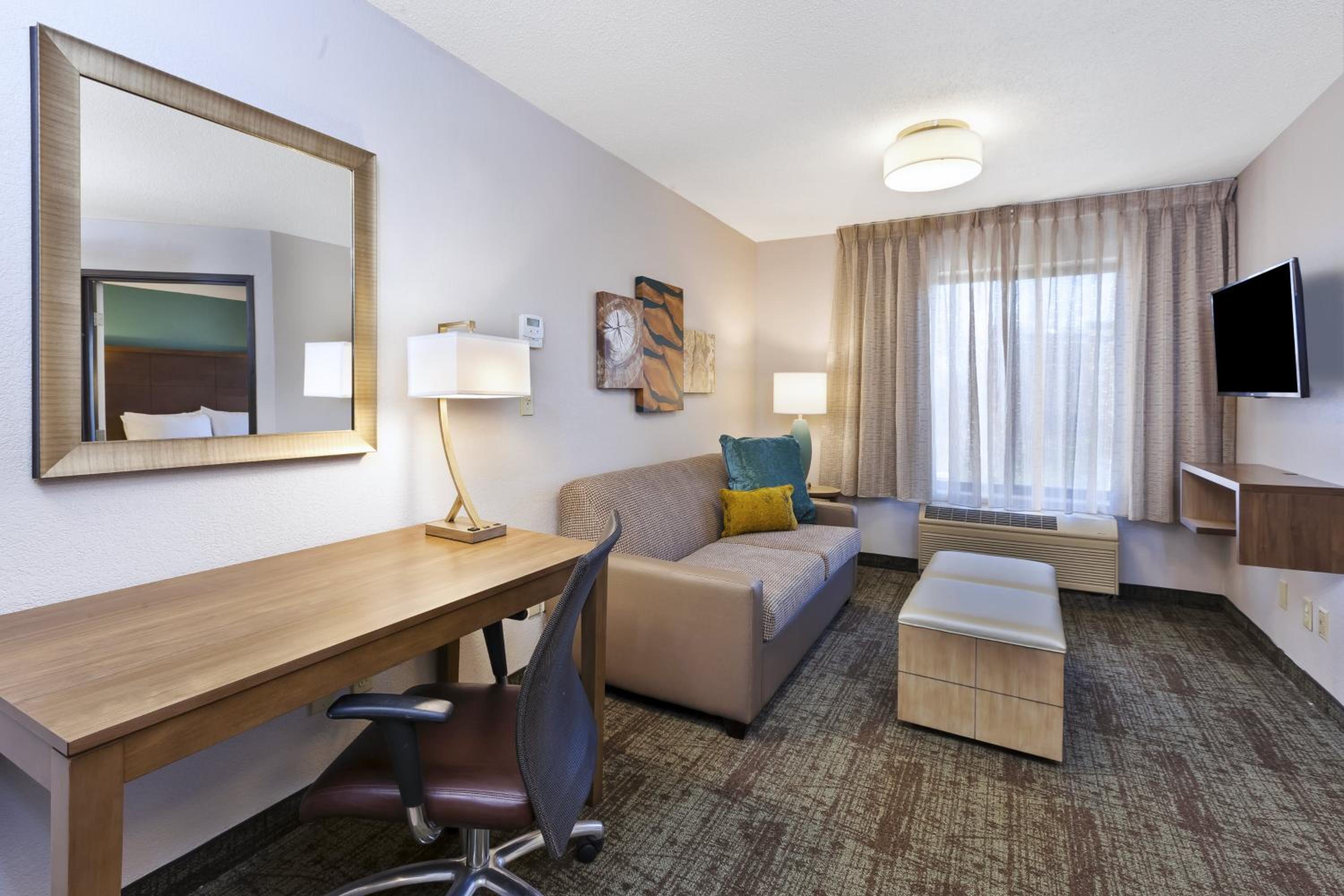 One-Bedroom Queen Suite - Non-Smoking - Photo 6