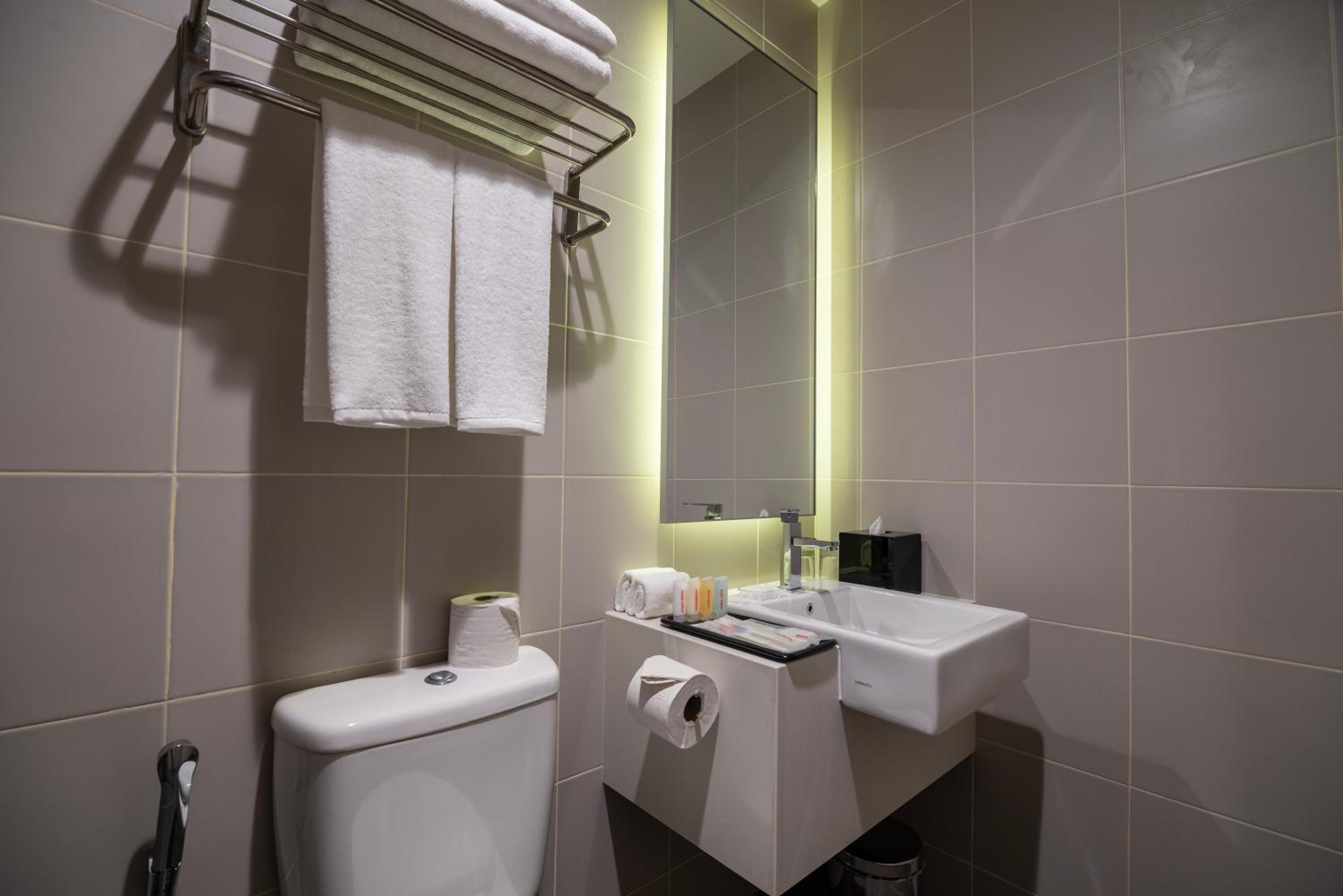 Premium Suite - East  - Photo 3