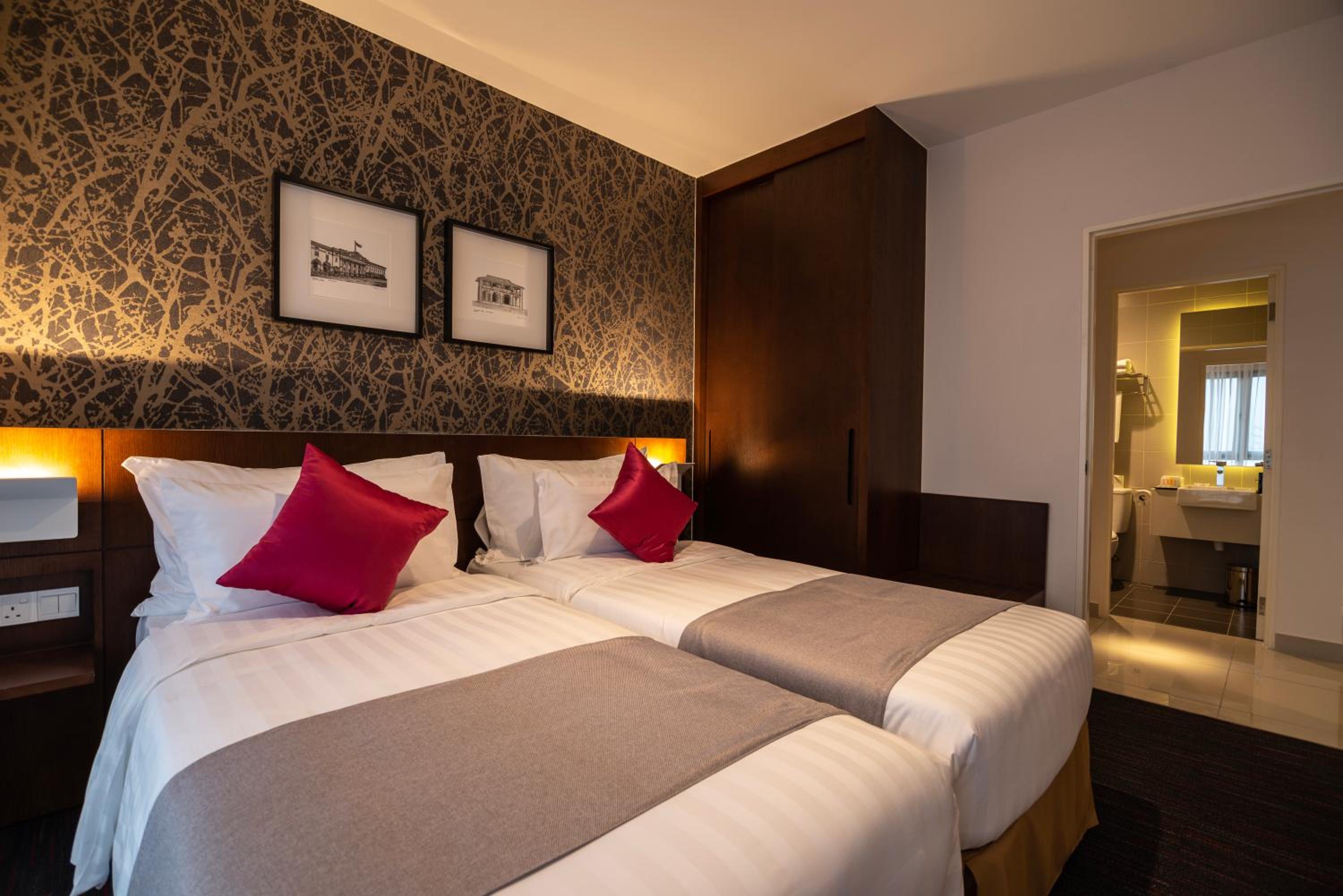 Premium Suite - East  - Photo 2