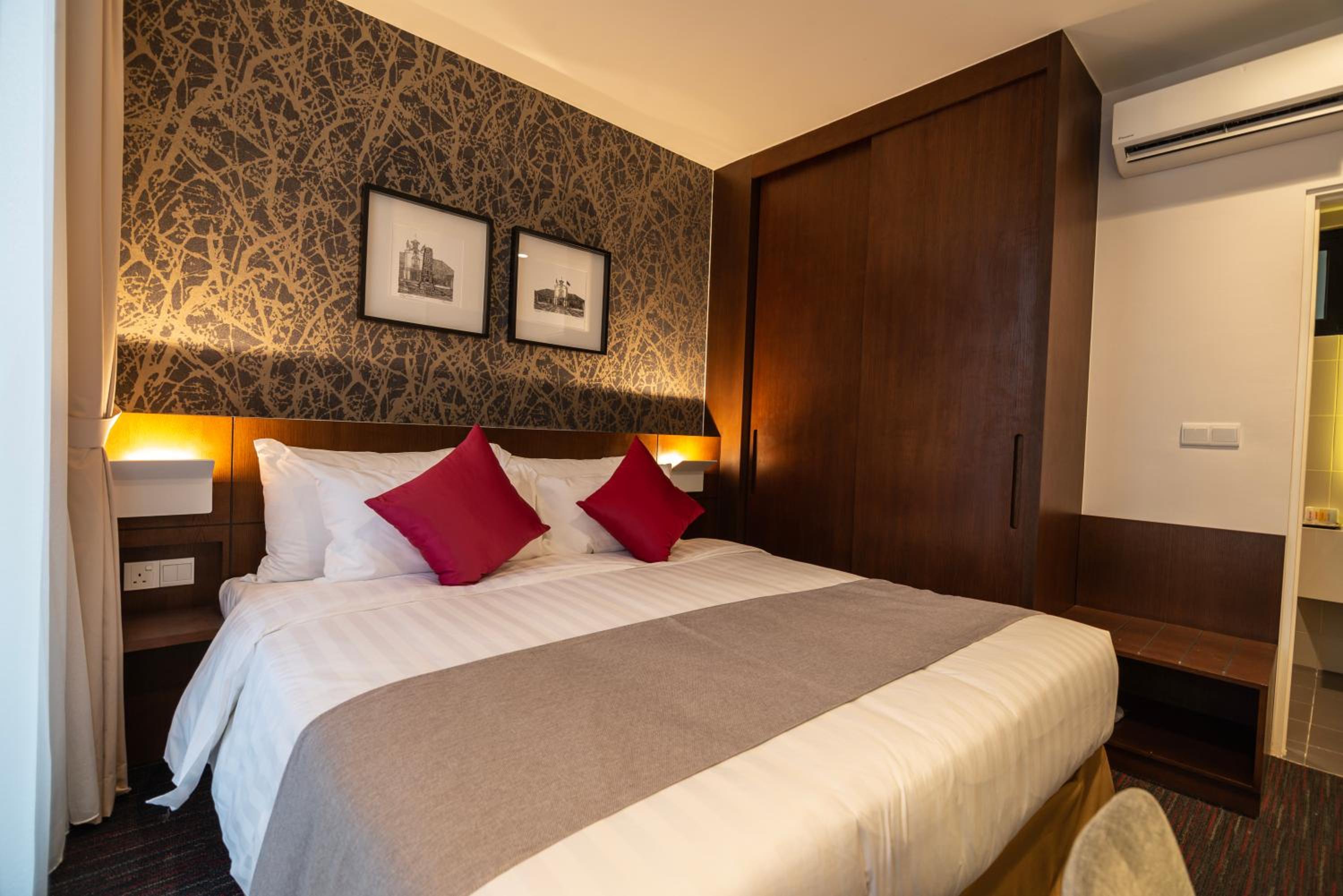 Premium Suite - East  - Photo 1