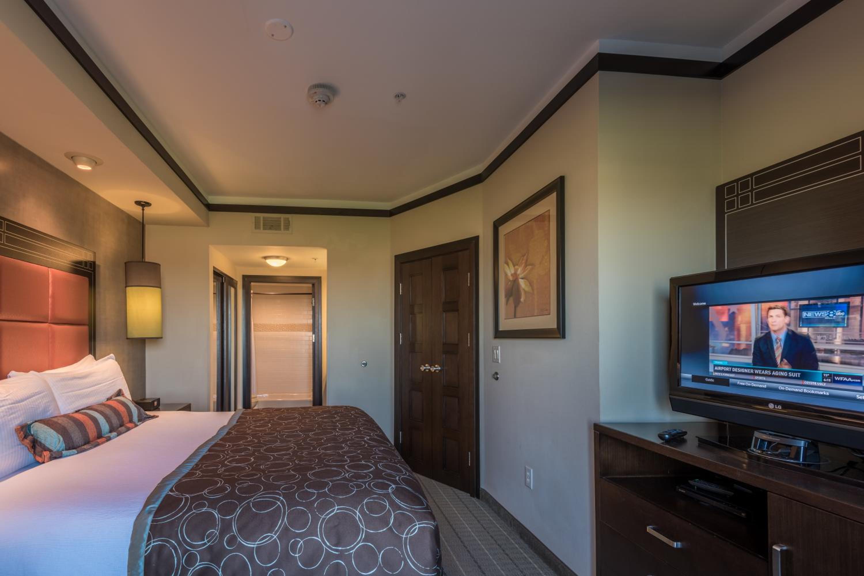 One-Bedroom Suite - Photo 4