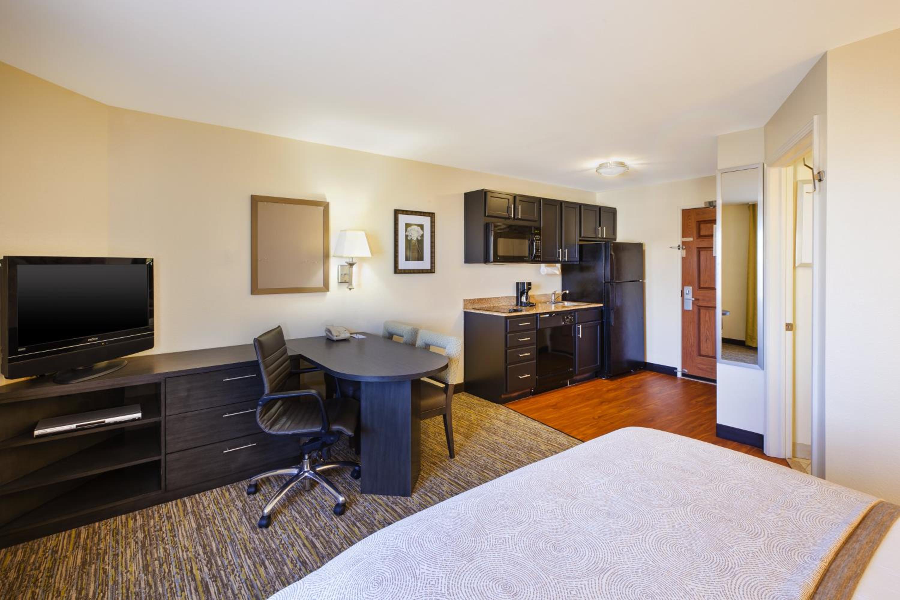 Queen Studio Suite - Photo 4