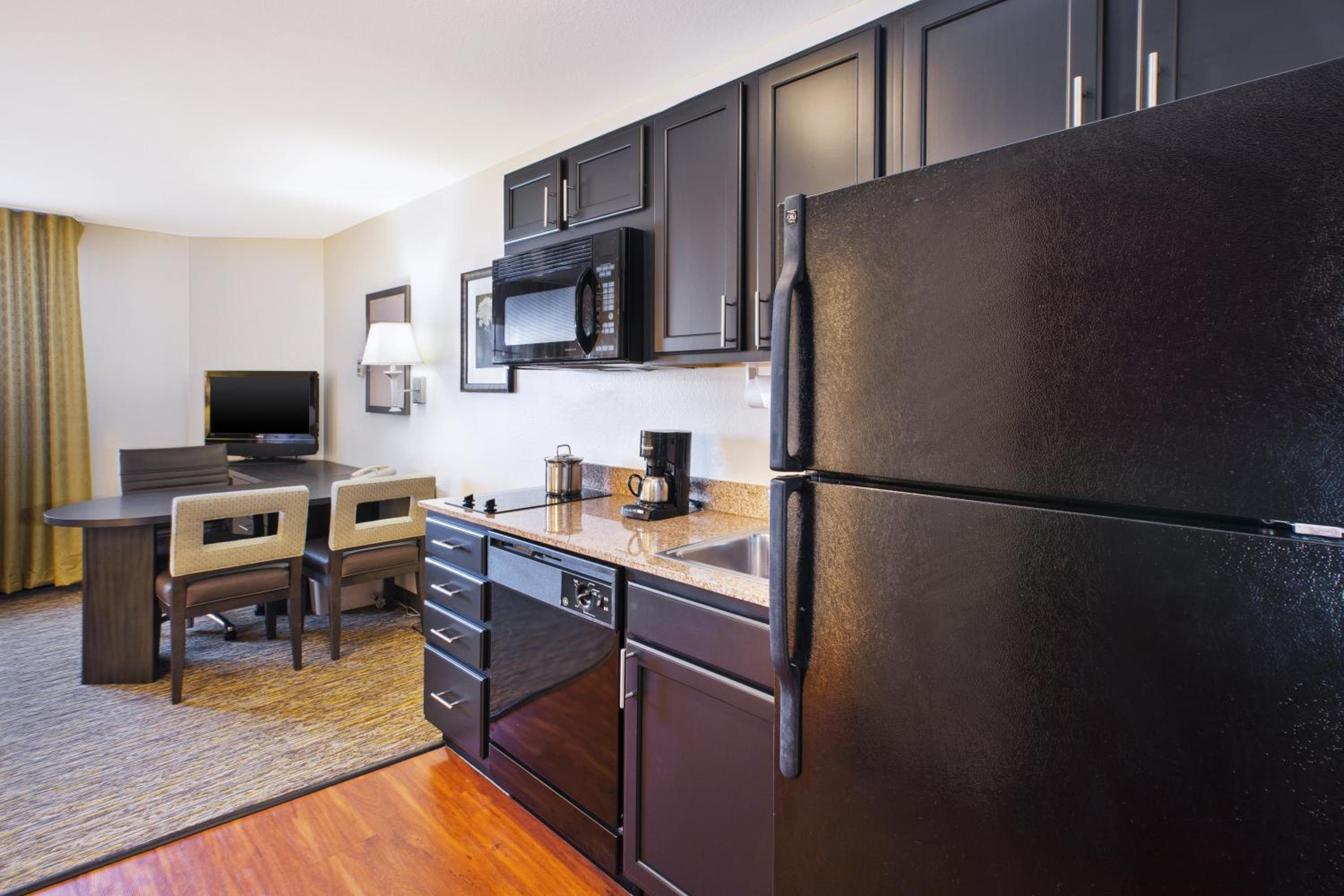 One-Bedroom Queen Suite - Photo 3