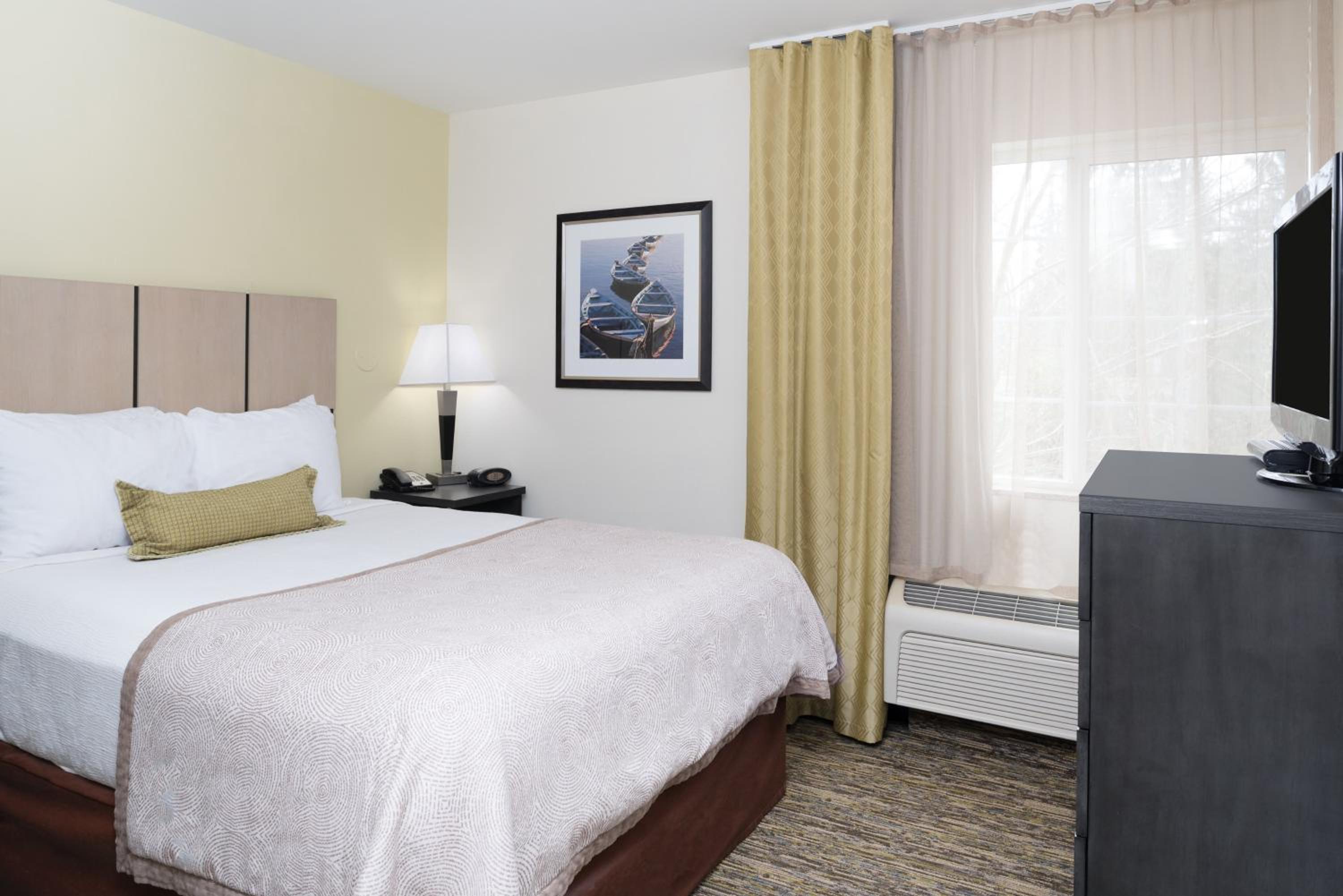 One-Bedroom Queen Suite -Non-Smoking - Photo 2