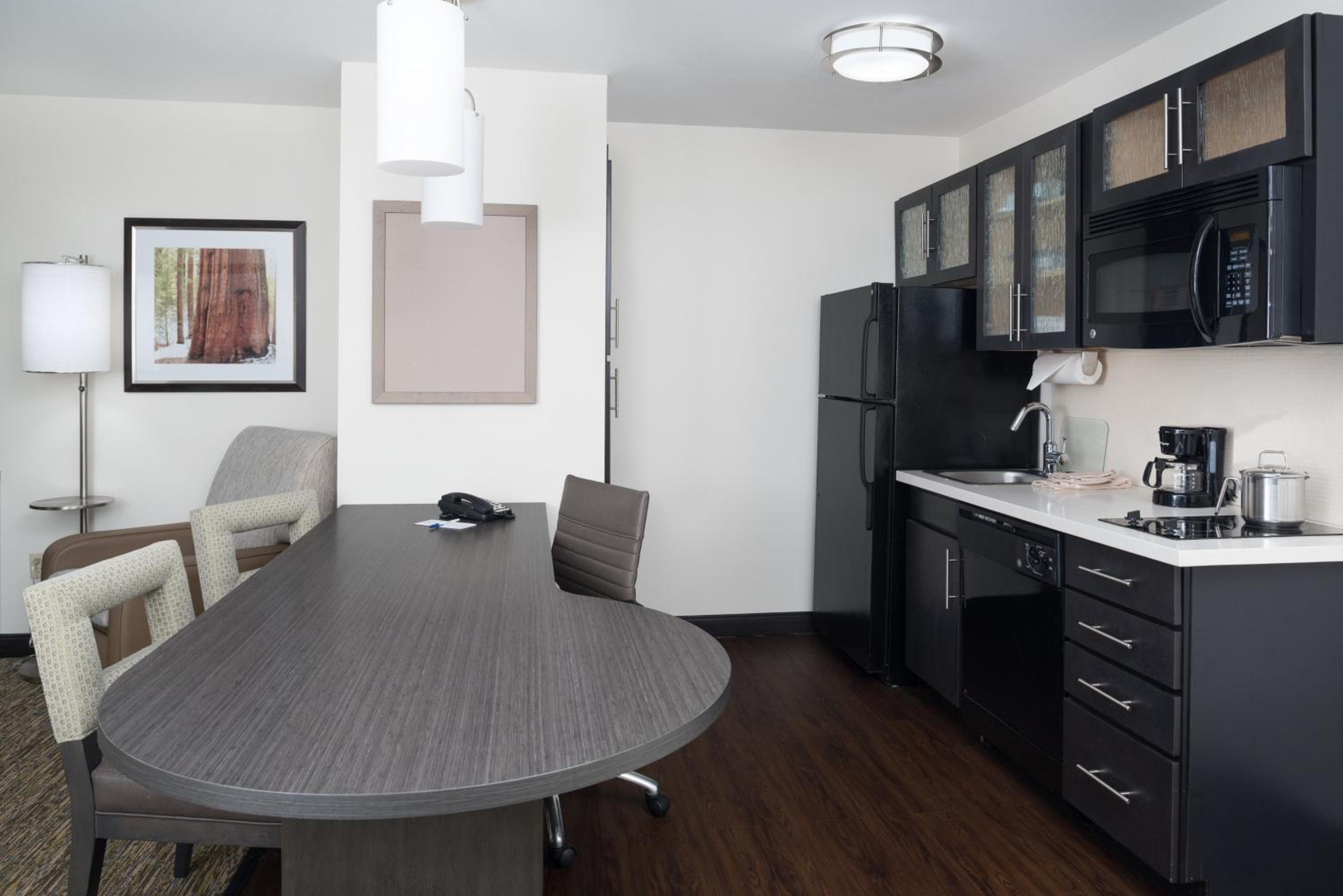 One-Bedroom Queen Suite -Non-Smoking - Photo 7