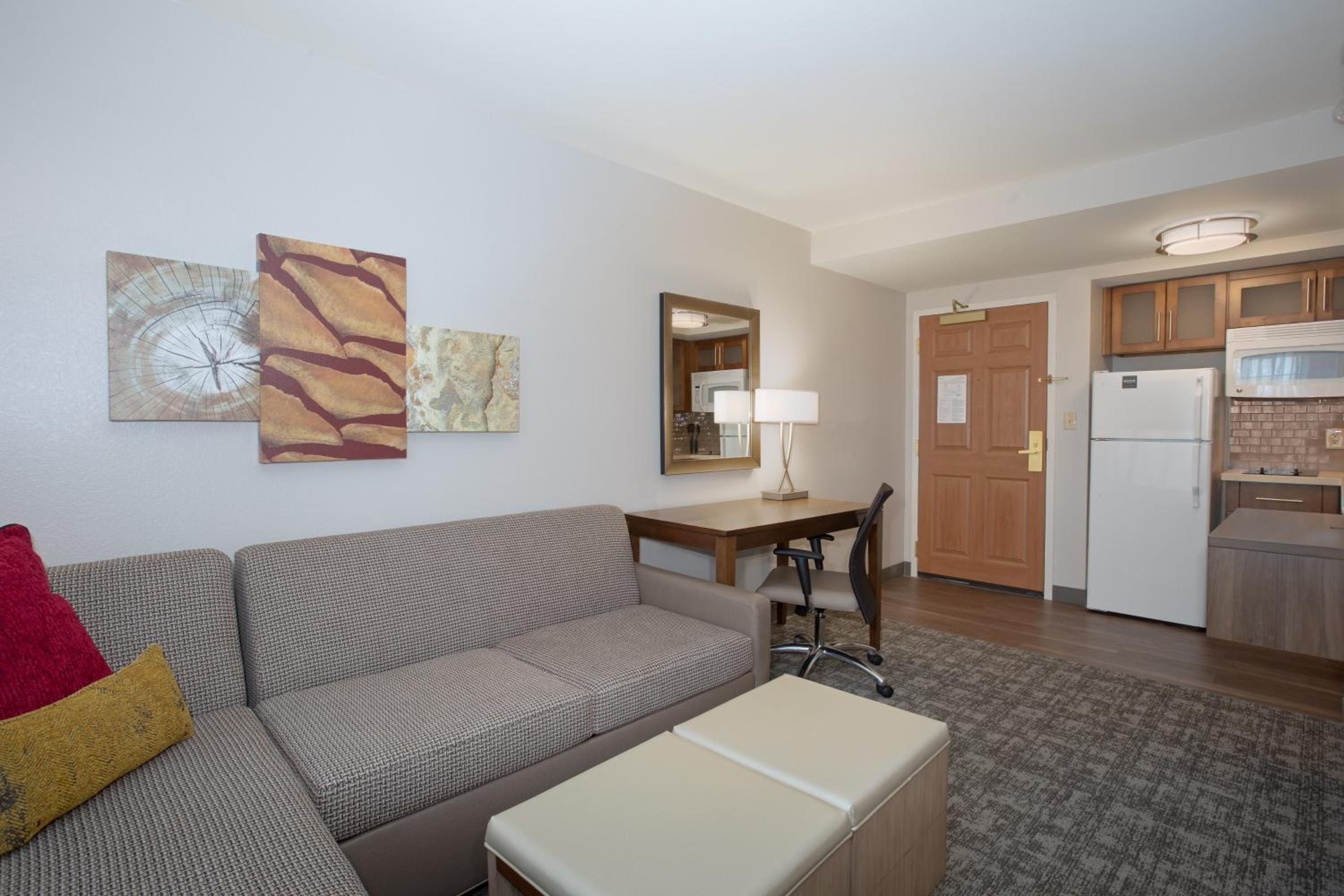 Queen Studio Suite - Photo 3