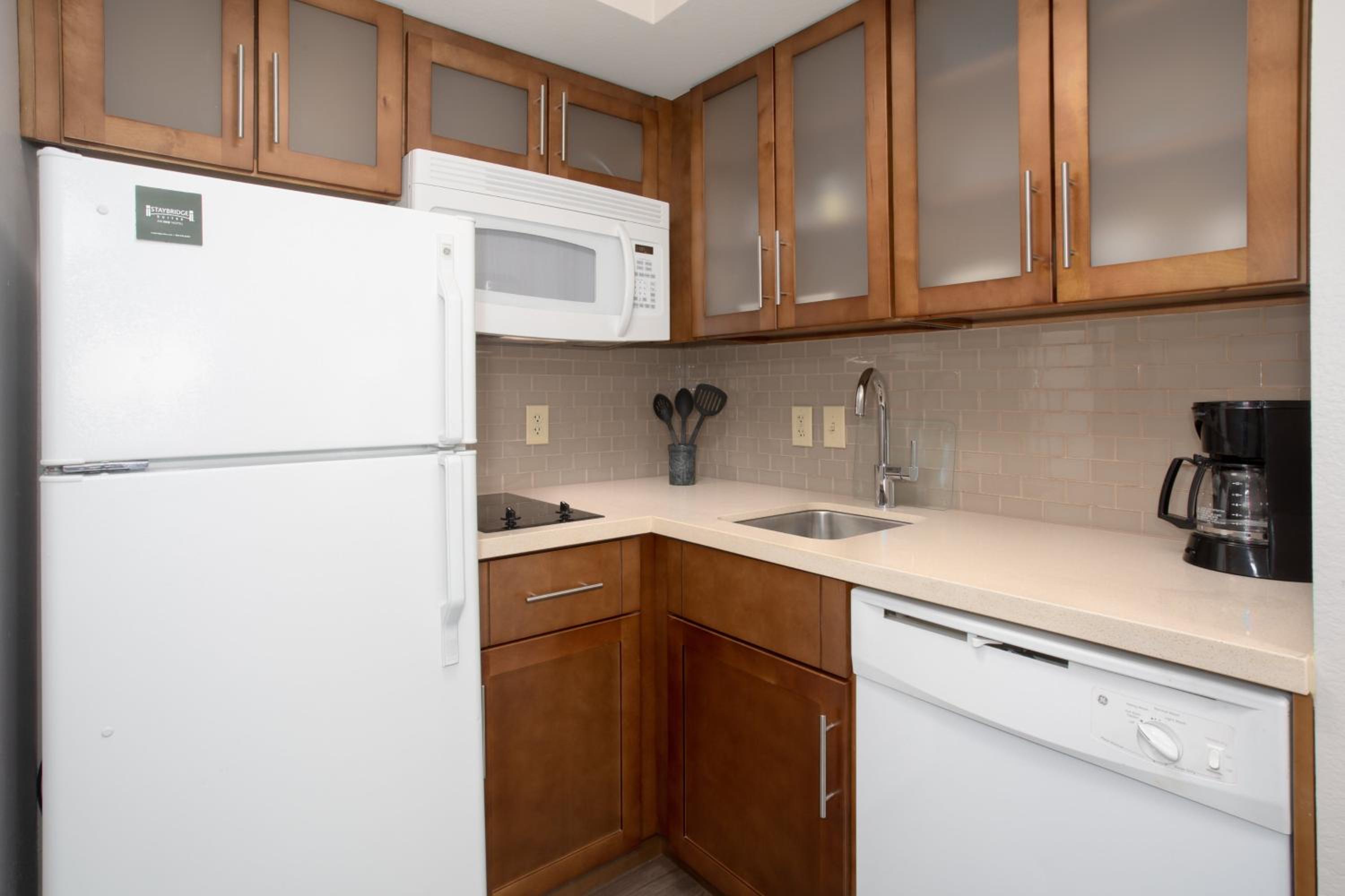 Queen Studio Suite - Photo 8