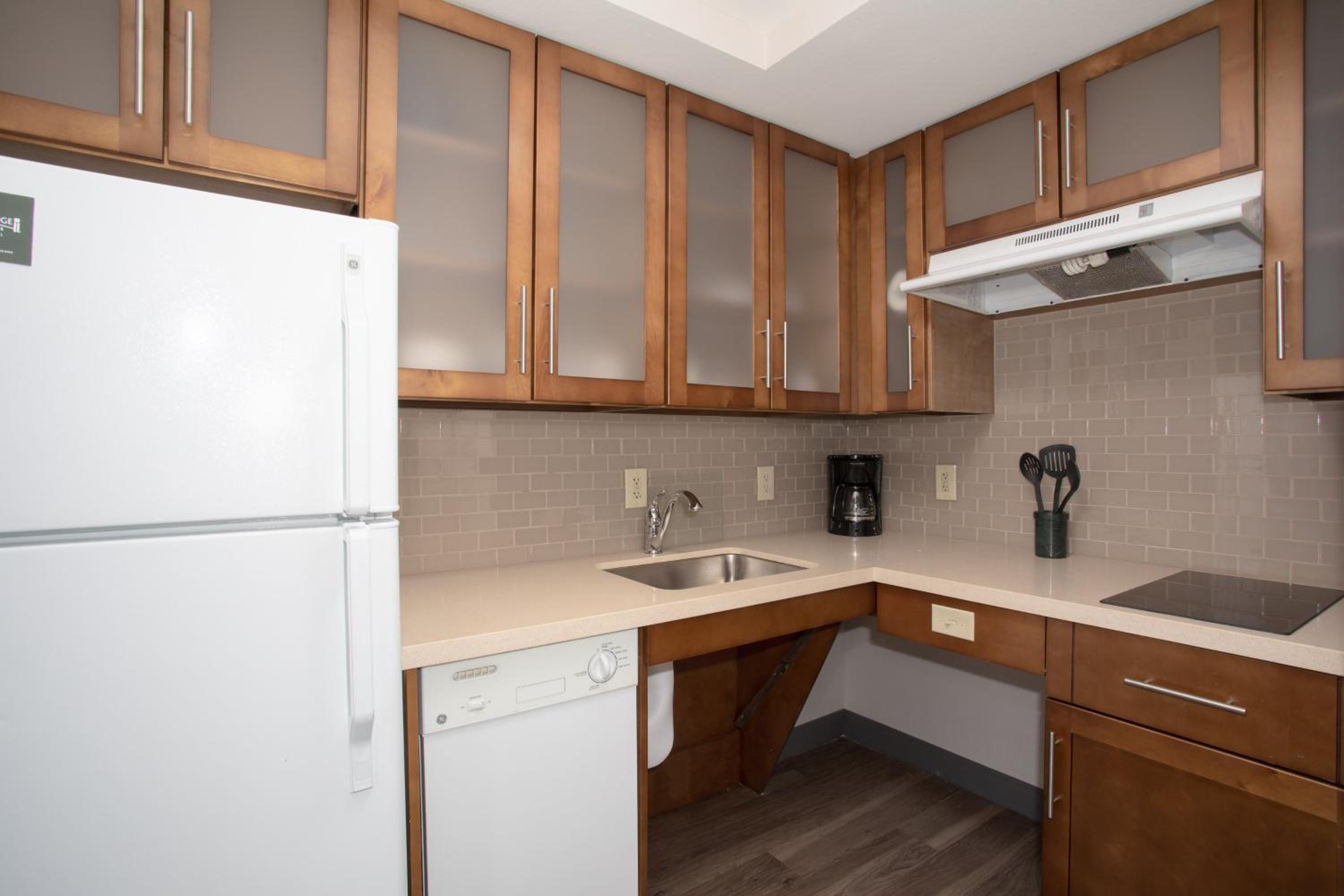 Queen Studio Suite - Communications Accessible - Photo 4