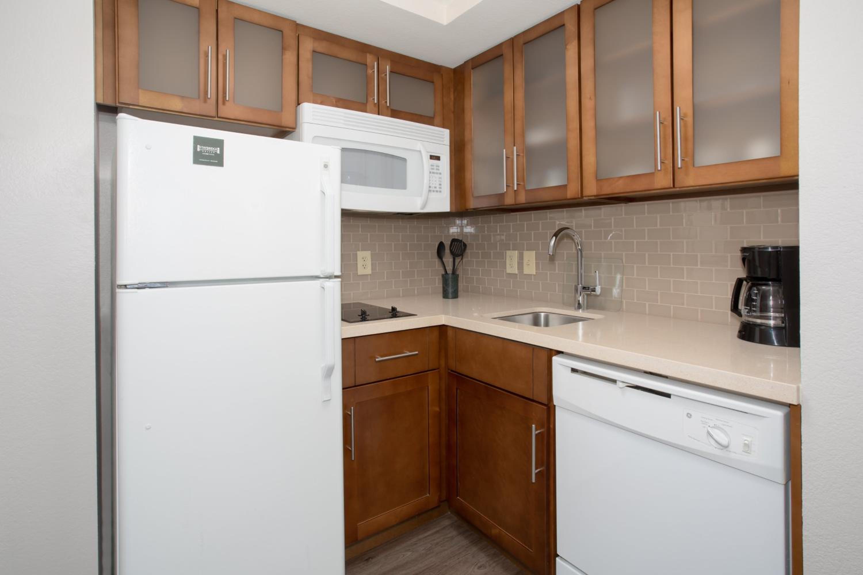 Queen Studio Suite - Photo 9