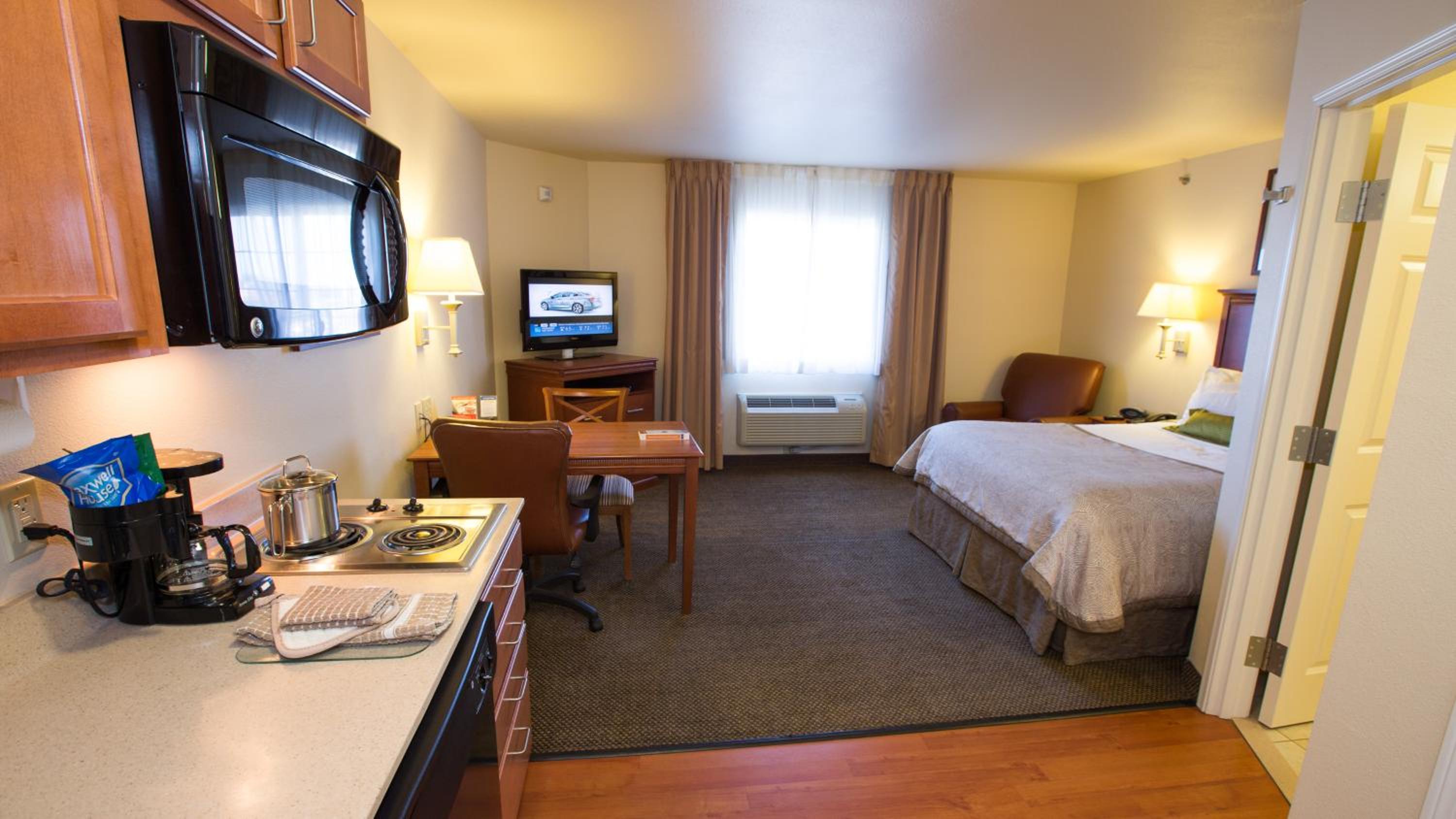 Queen Studio Suite - Photo 2