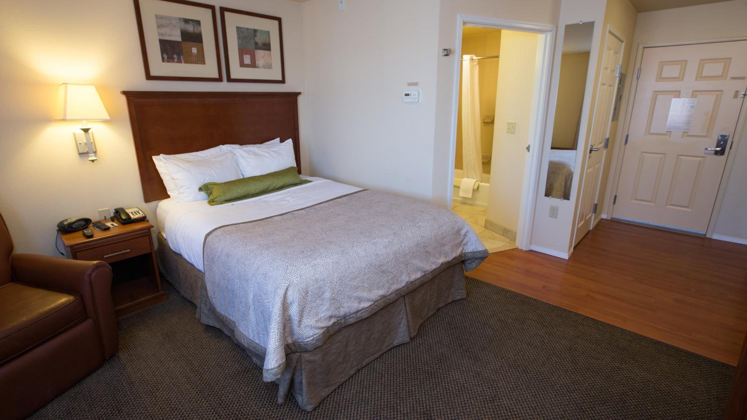 Queen Studio Suite - Photo 1