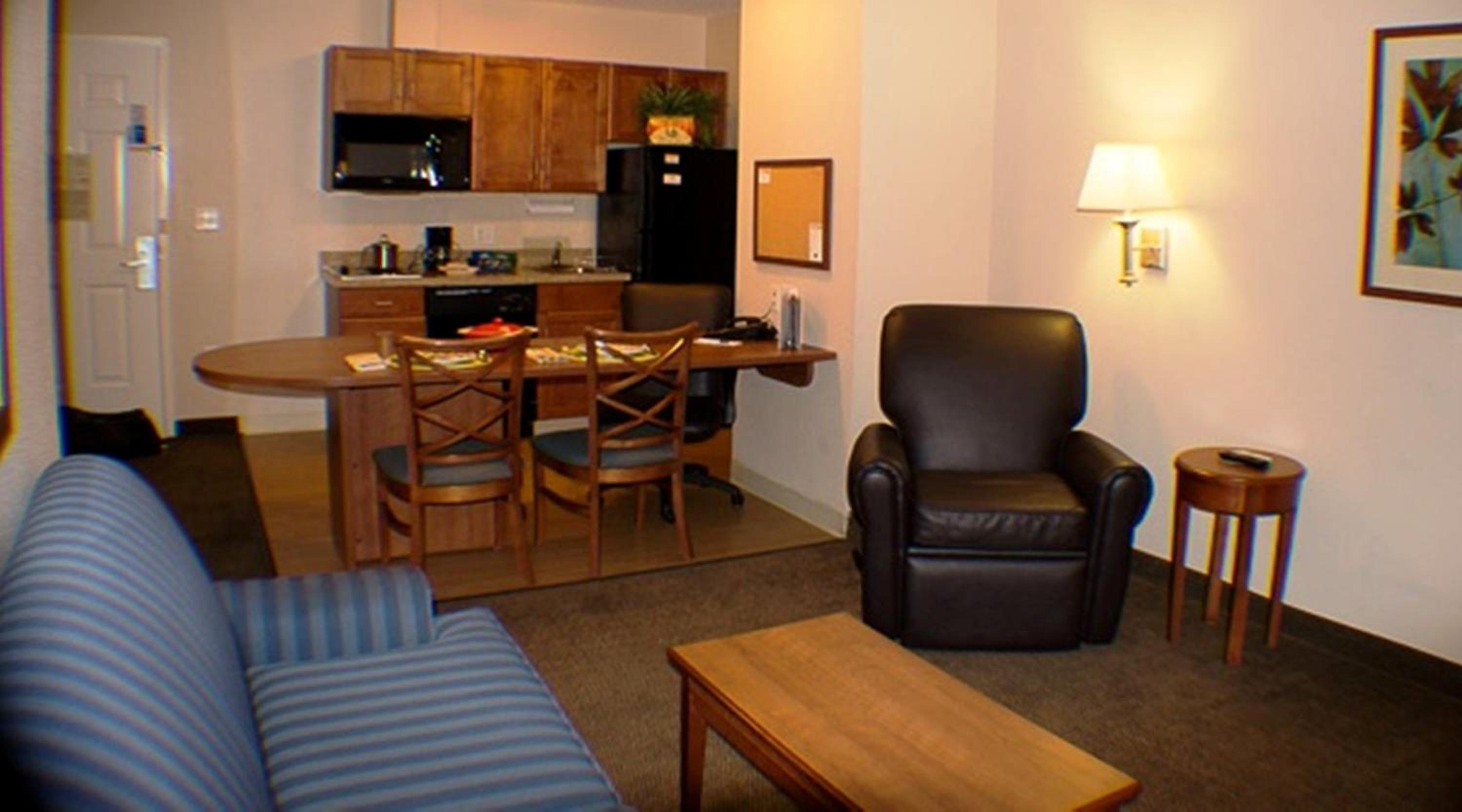 One-Bedroom Queen Suite - Non-Smoking - Photo 4