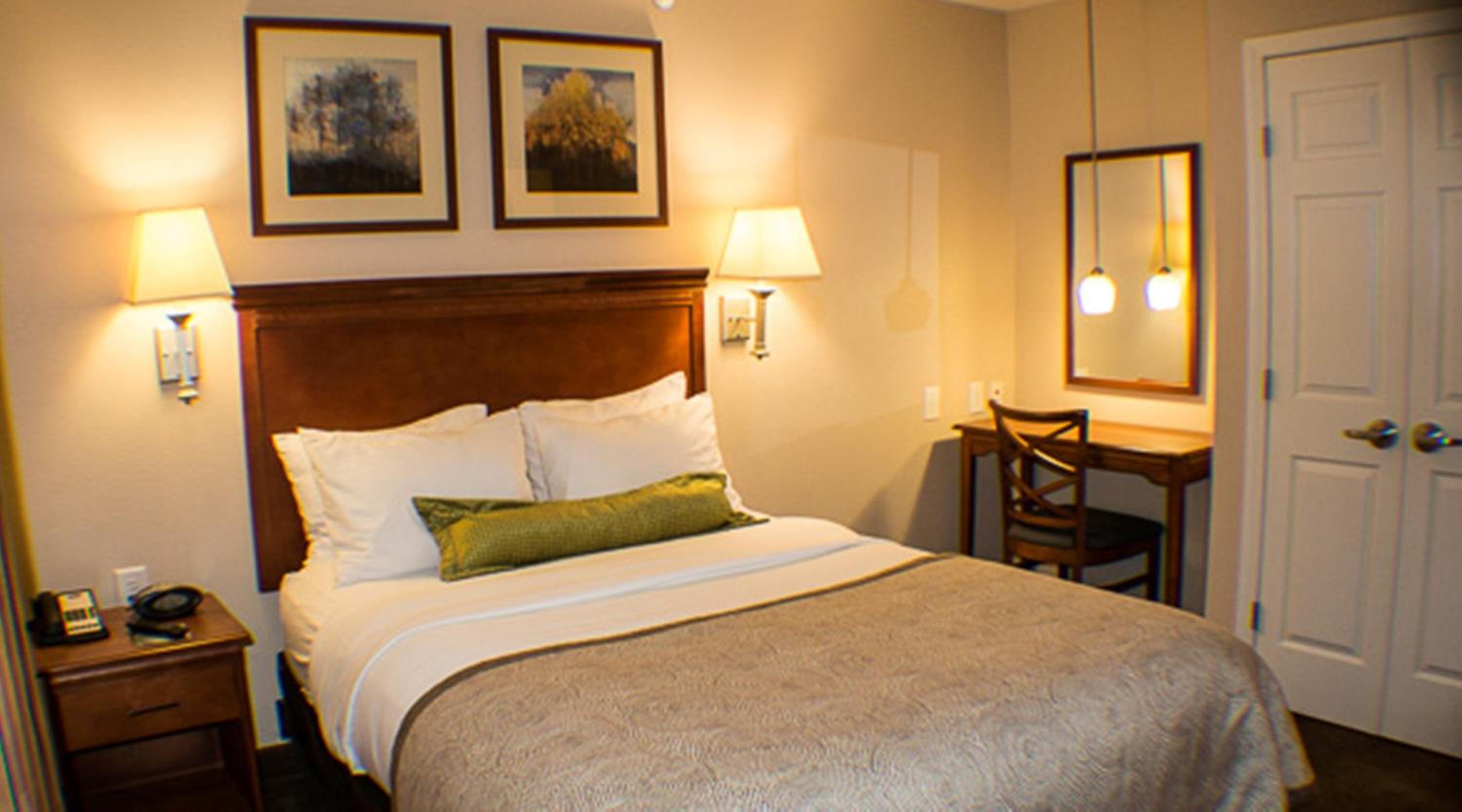One-Bedroom Queen Suite - Non-Smoking - Photo 5