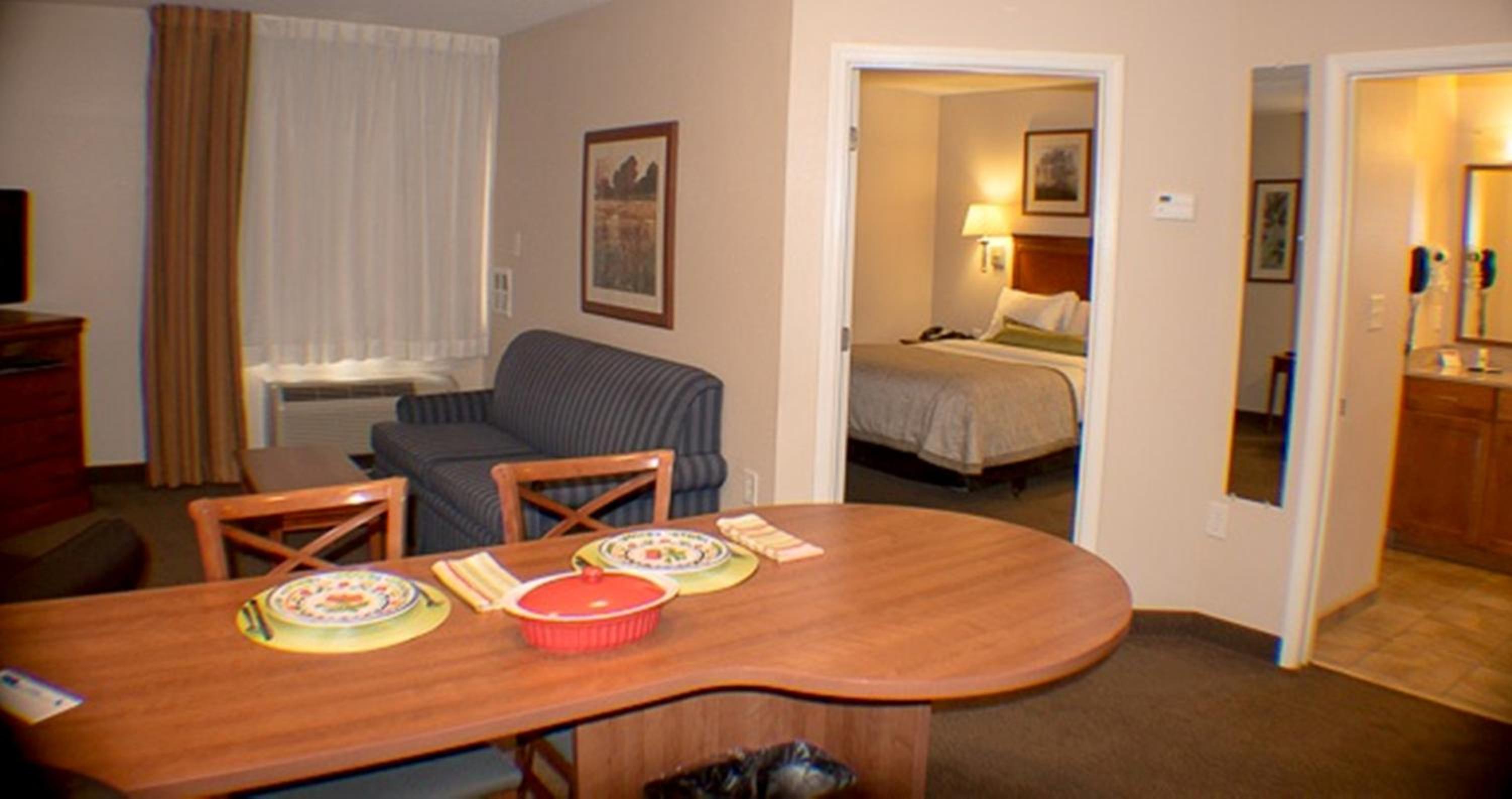 One-Bedroom Queen Suite - Non-Smoking - Photo 8