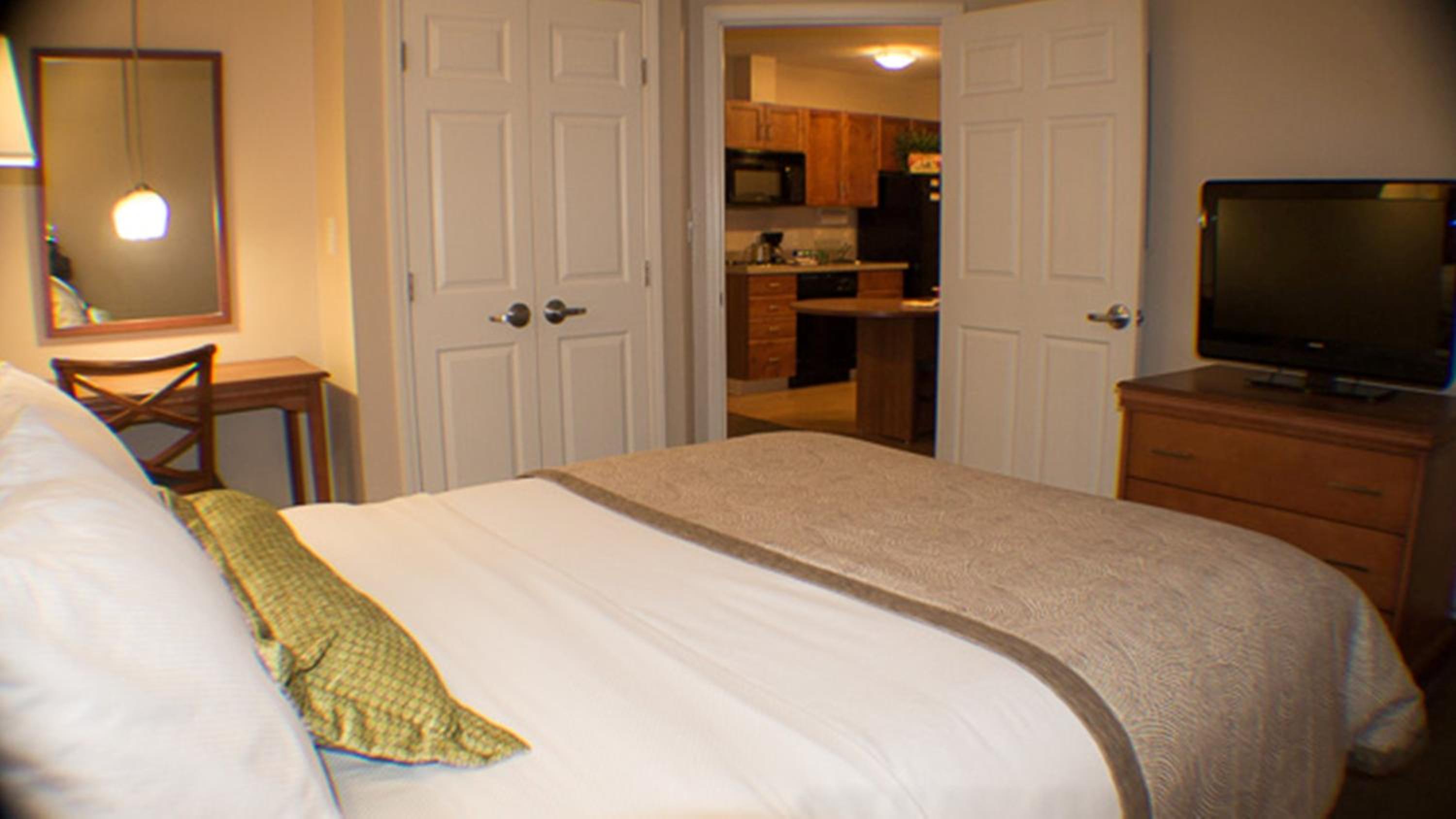 One-Bedroom Queen Suite - Non-Smoking - Photo 6