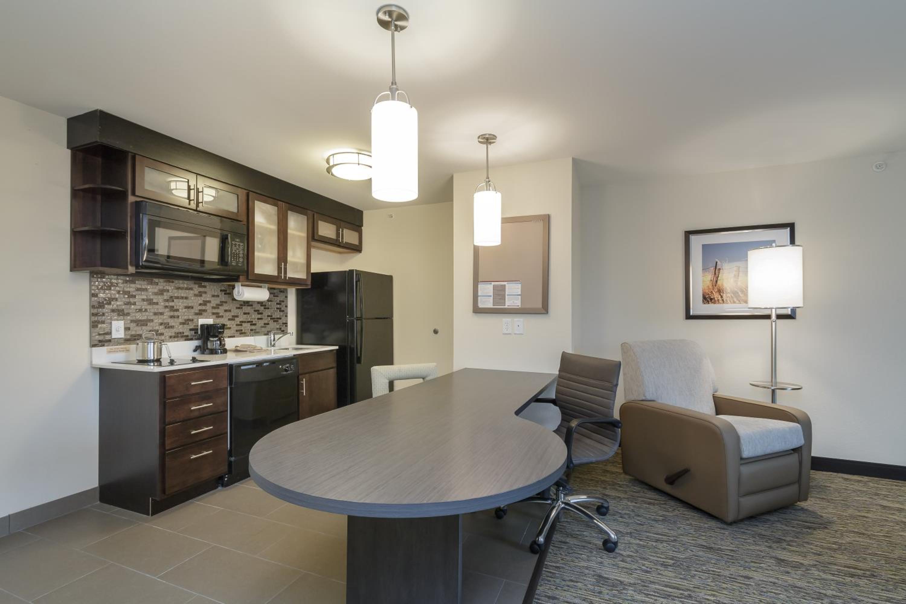 One-Bedroom Queen Suite photo 2