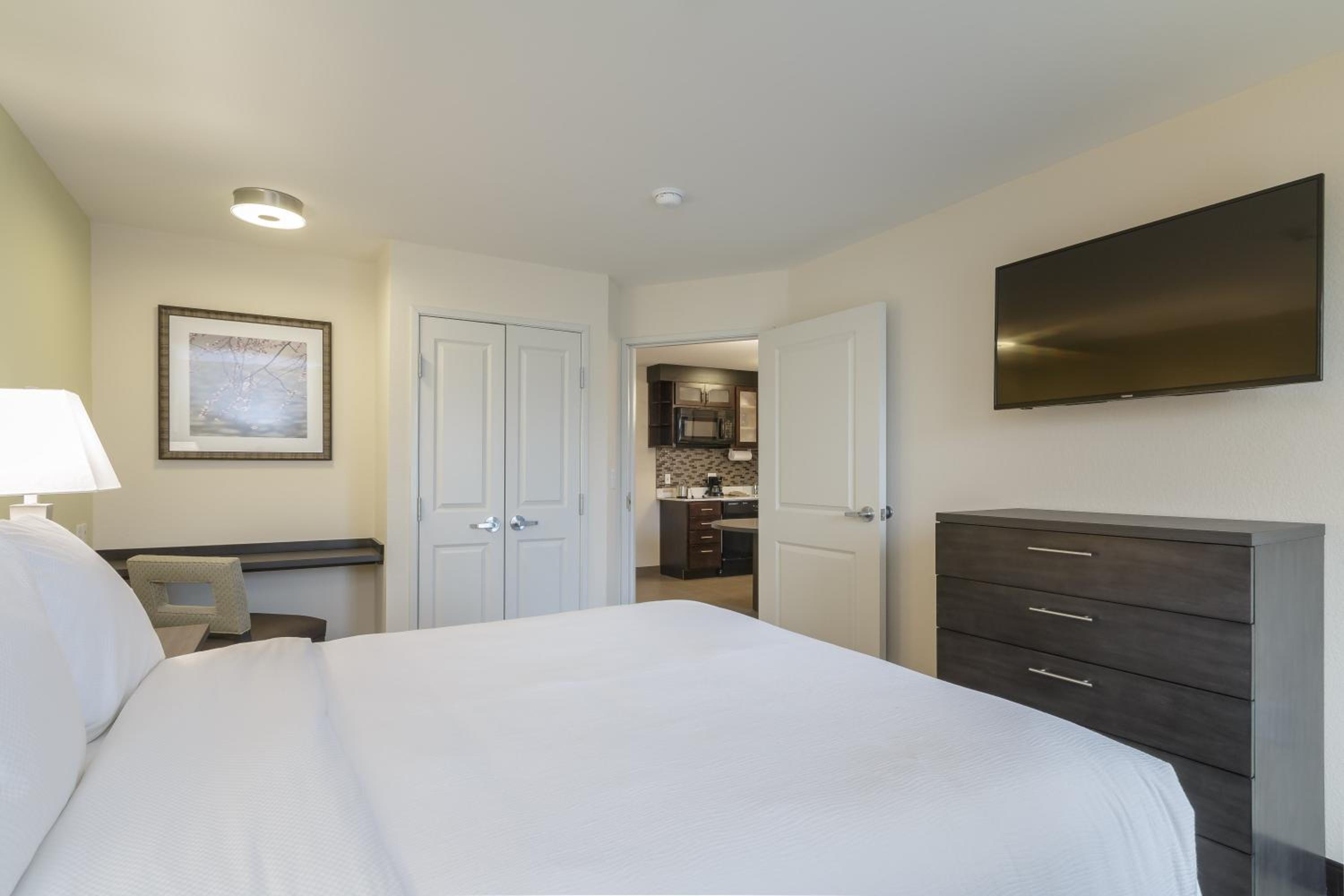 One-Bedroom Queen Suite photo 3