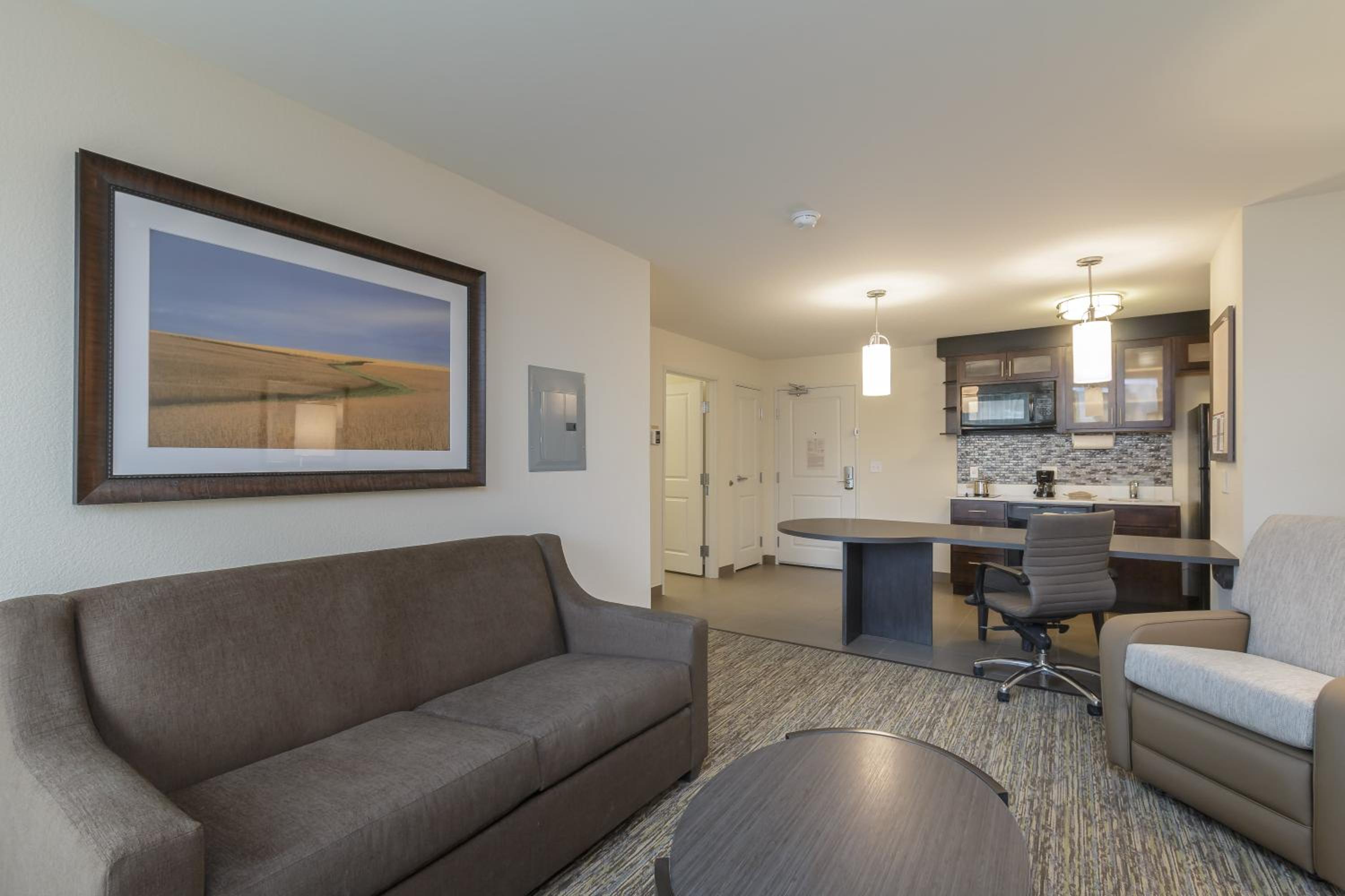 One-Bedroom Queen Suite photo 1