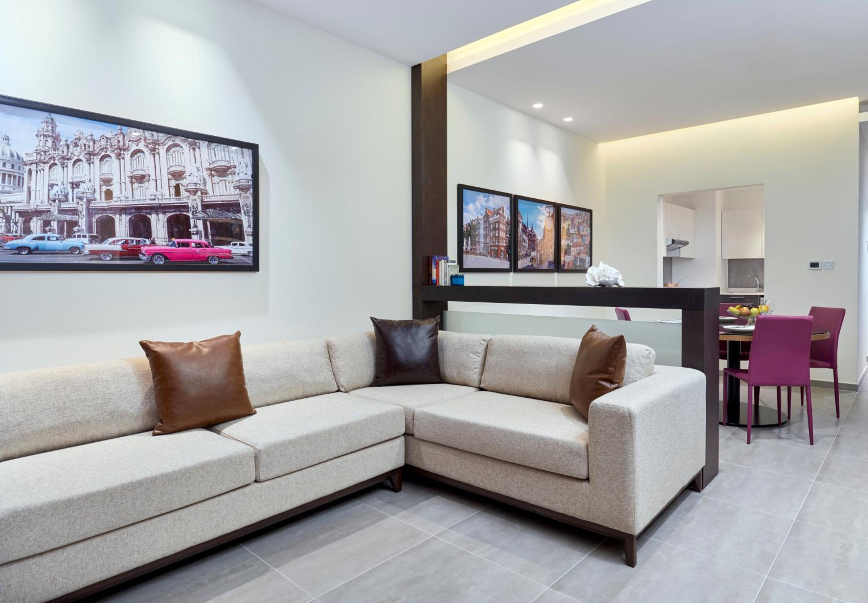 One-Bedroom King Suite with City View photo 3