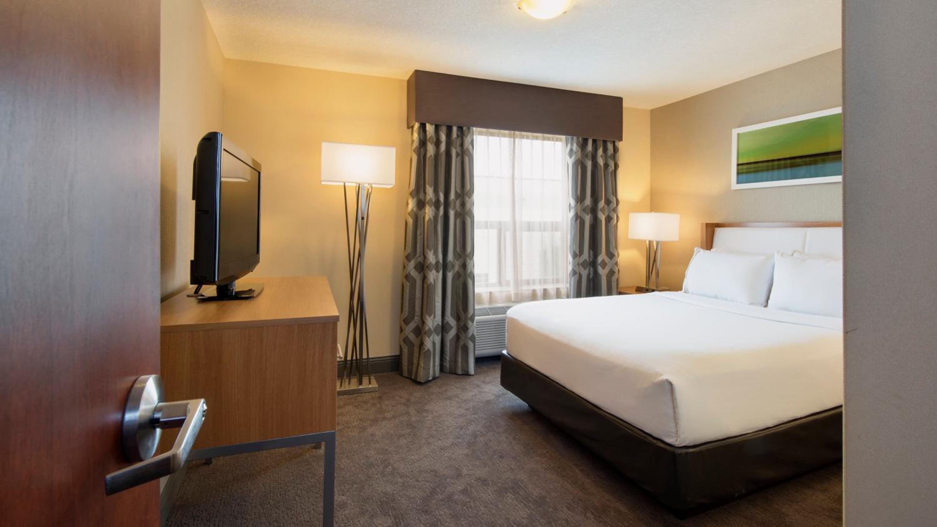 Deluxe Queen Suite - Photo 2