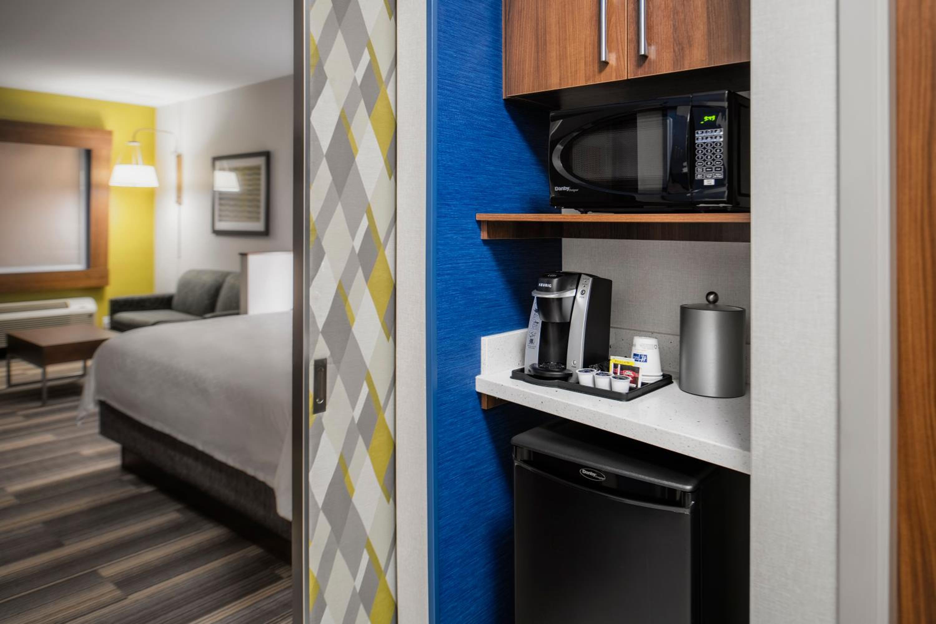 Queen Room with Two Queen Beds - Hearing Accessible/Non-Smoking photo 3