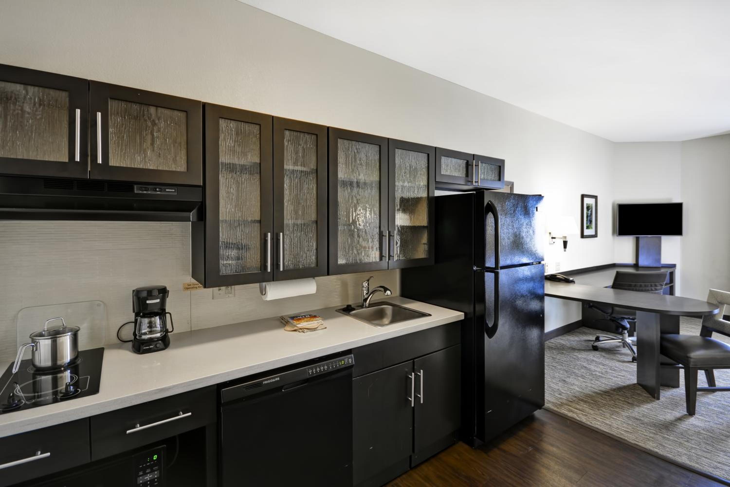Queen Studio Suite - Communication Accessible photo 2