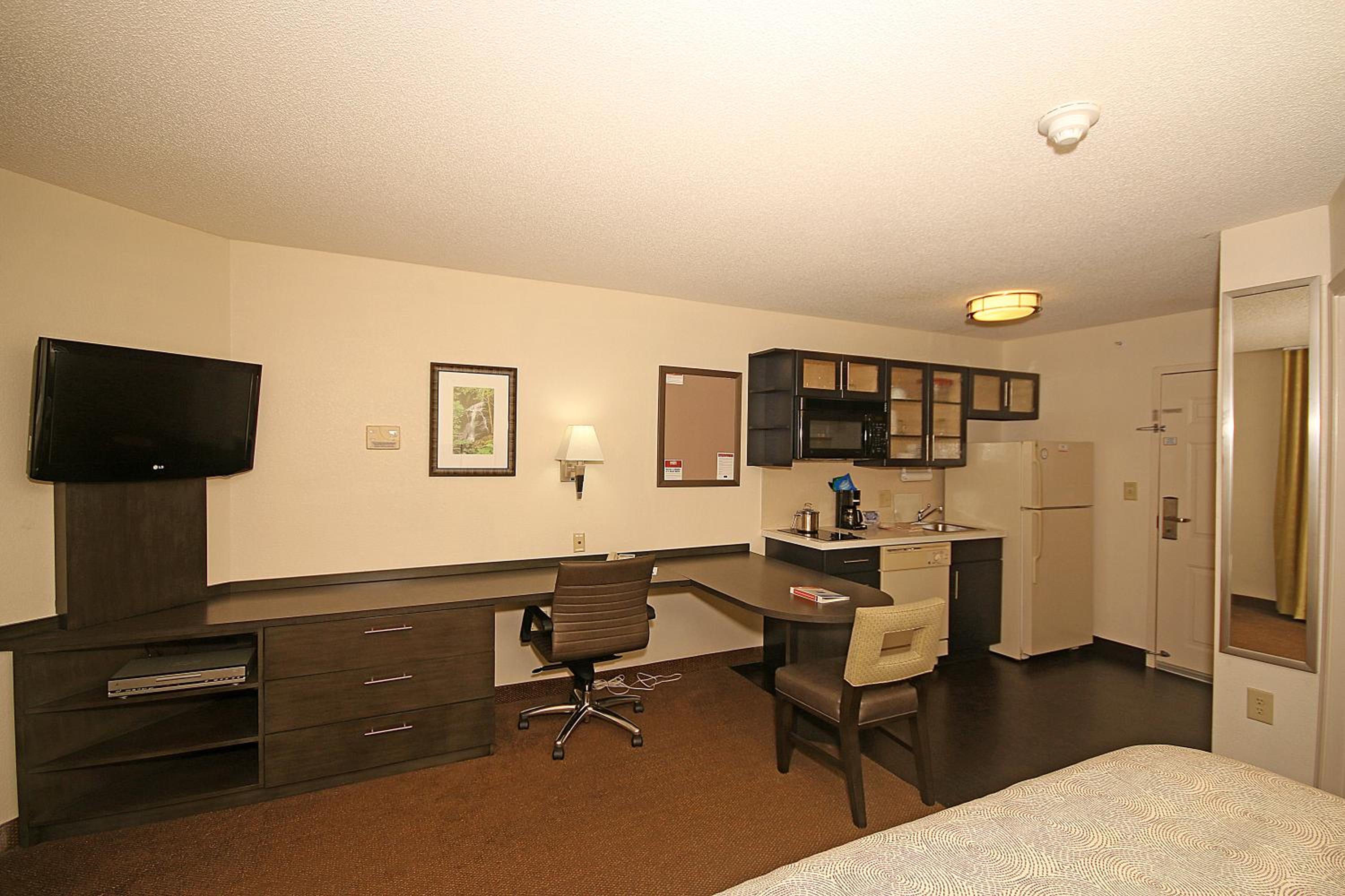 Queen Studio Suite with Batch Tub - Mobility Accessible - Non-Smoking