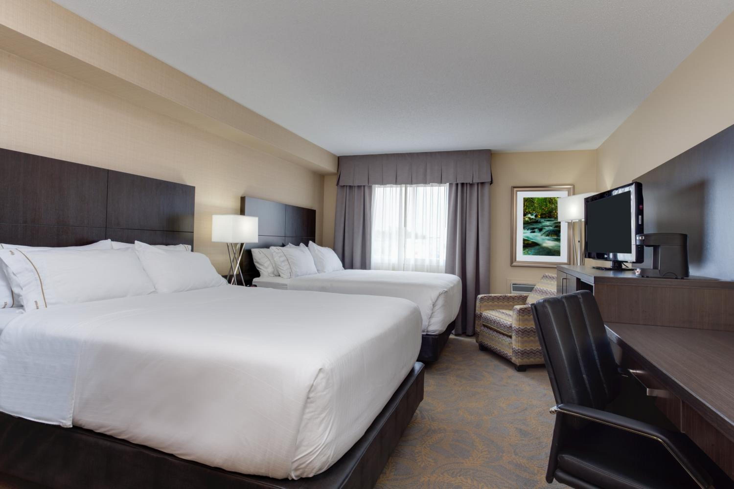 Standard Room with Two Queen Beds - Photo 4