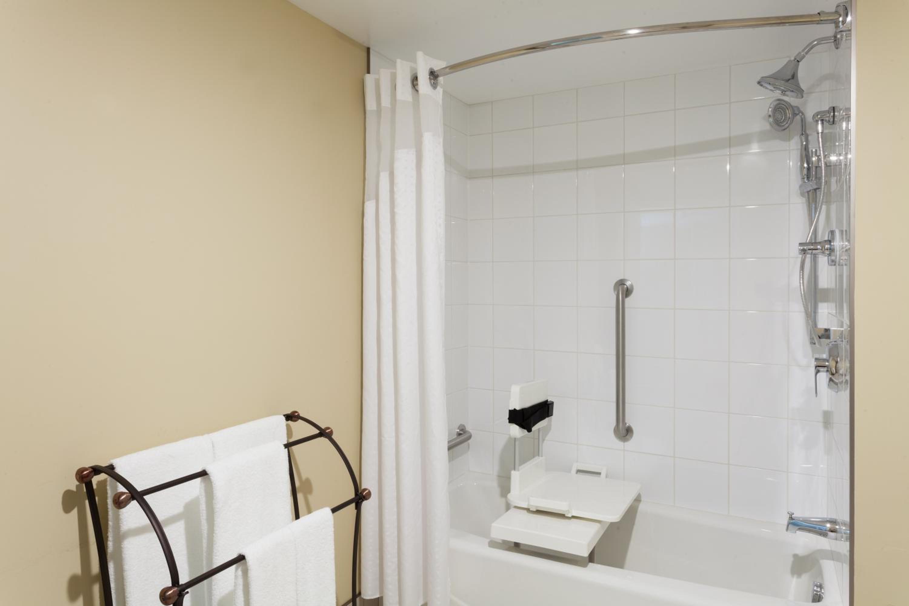 King Room - Mobility Access/Hearing Accessible - Photo 3