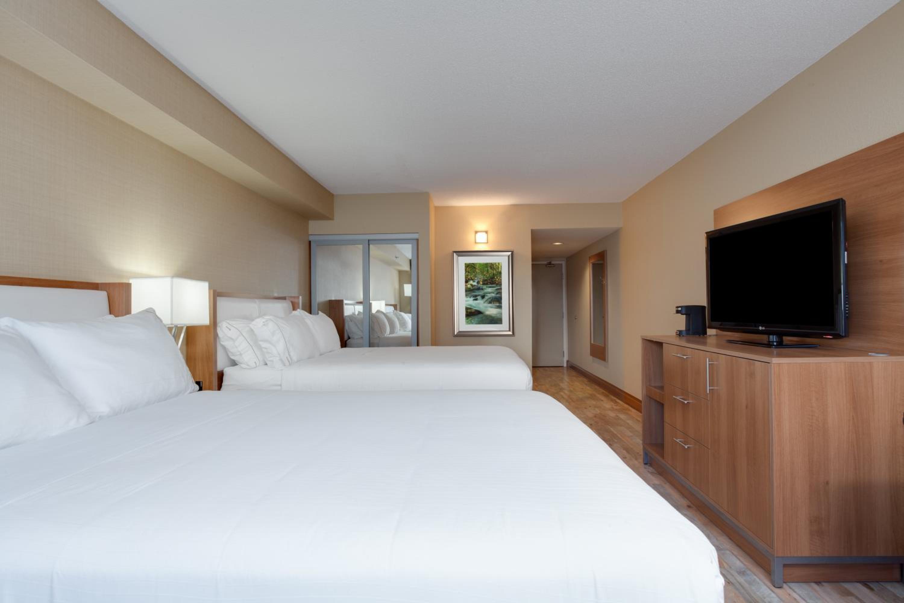 Standard Room with Two Queen Beds - Photo 3