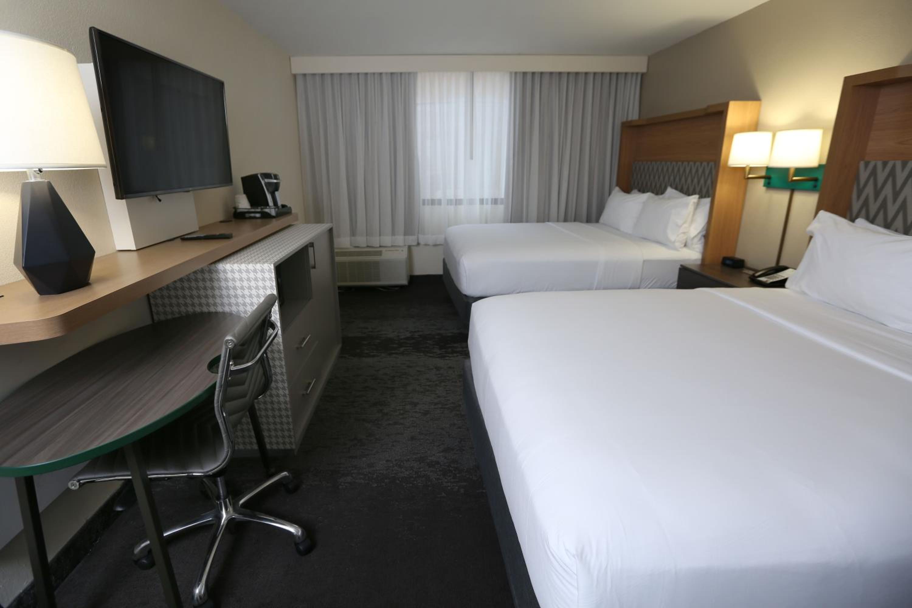 Standard Queen Room with Two Queen Beds - Photo 3
