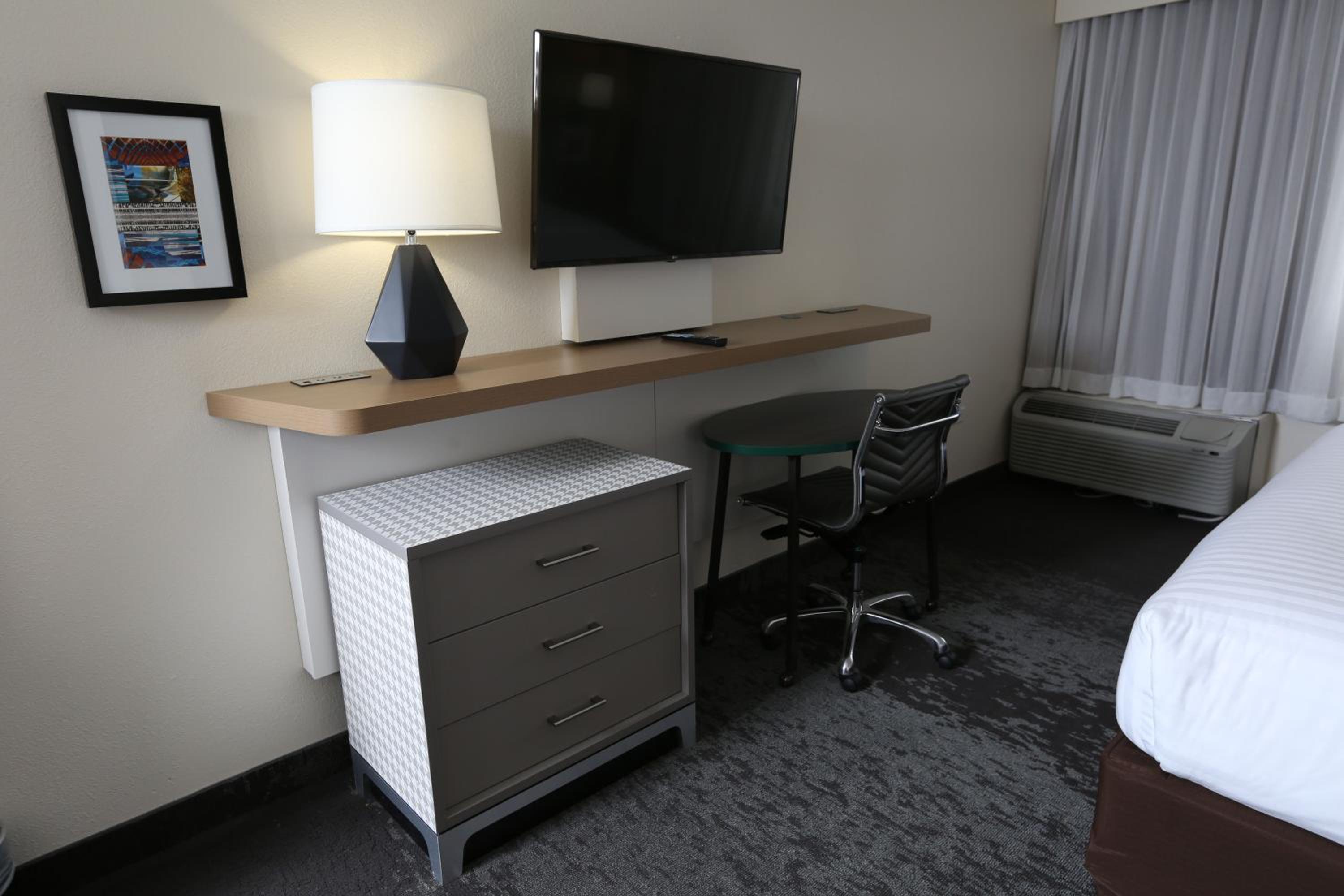 King Suite - Non-Smoking - Photo 6