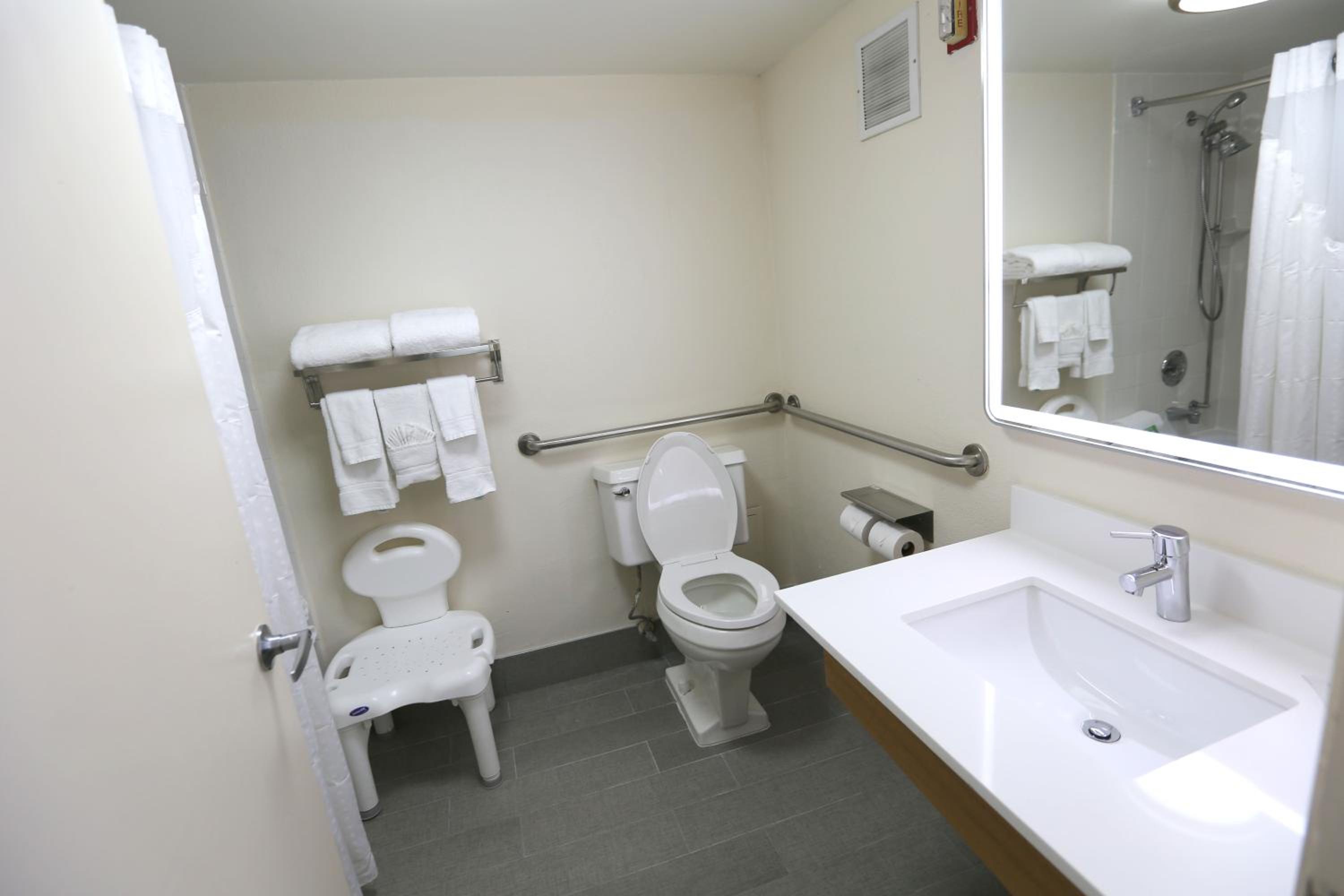 Queen Room - Disability Access - Photo 2
