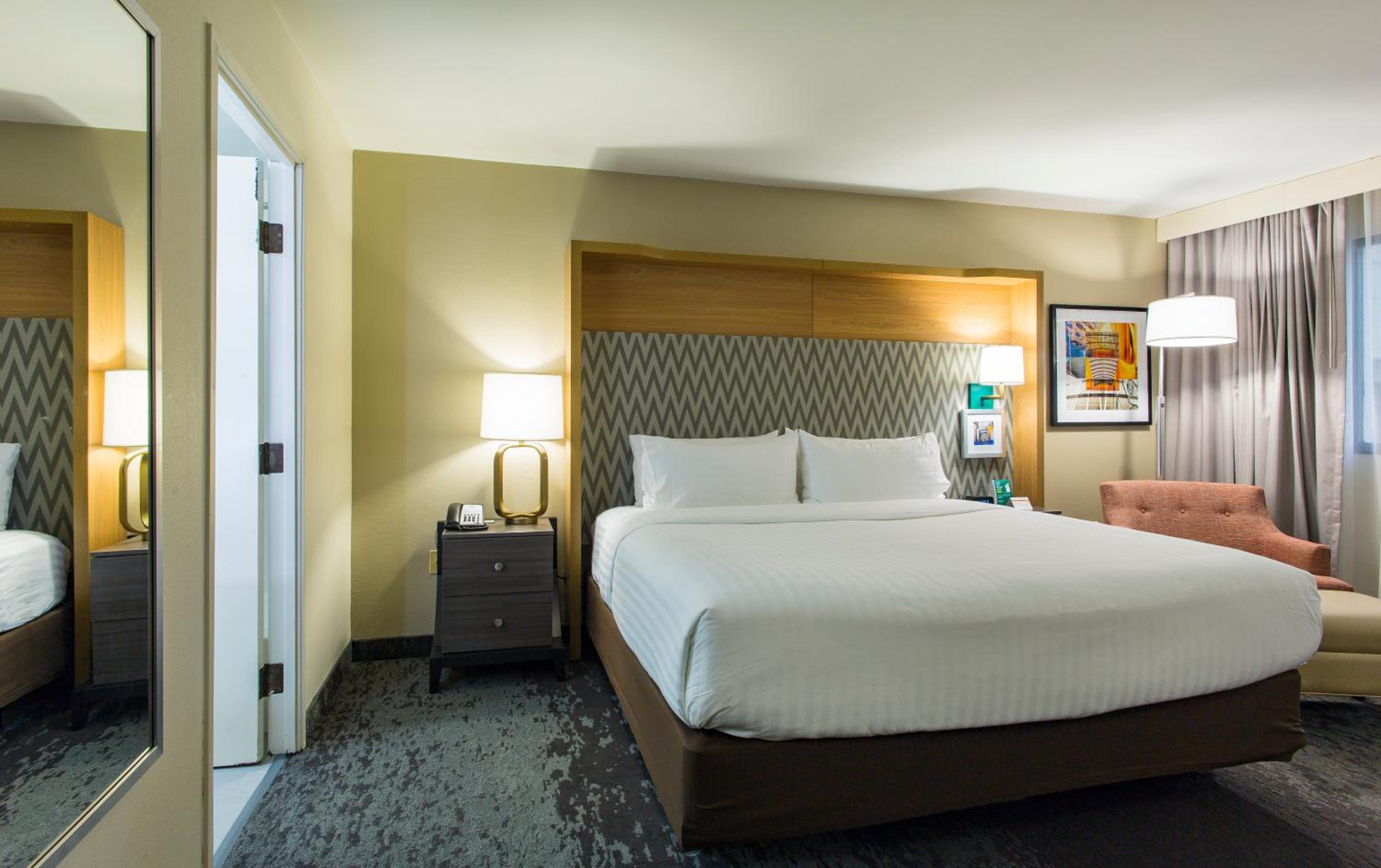 Premium King Room - Photo 4