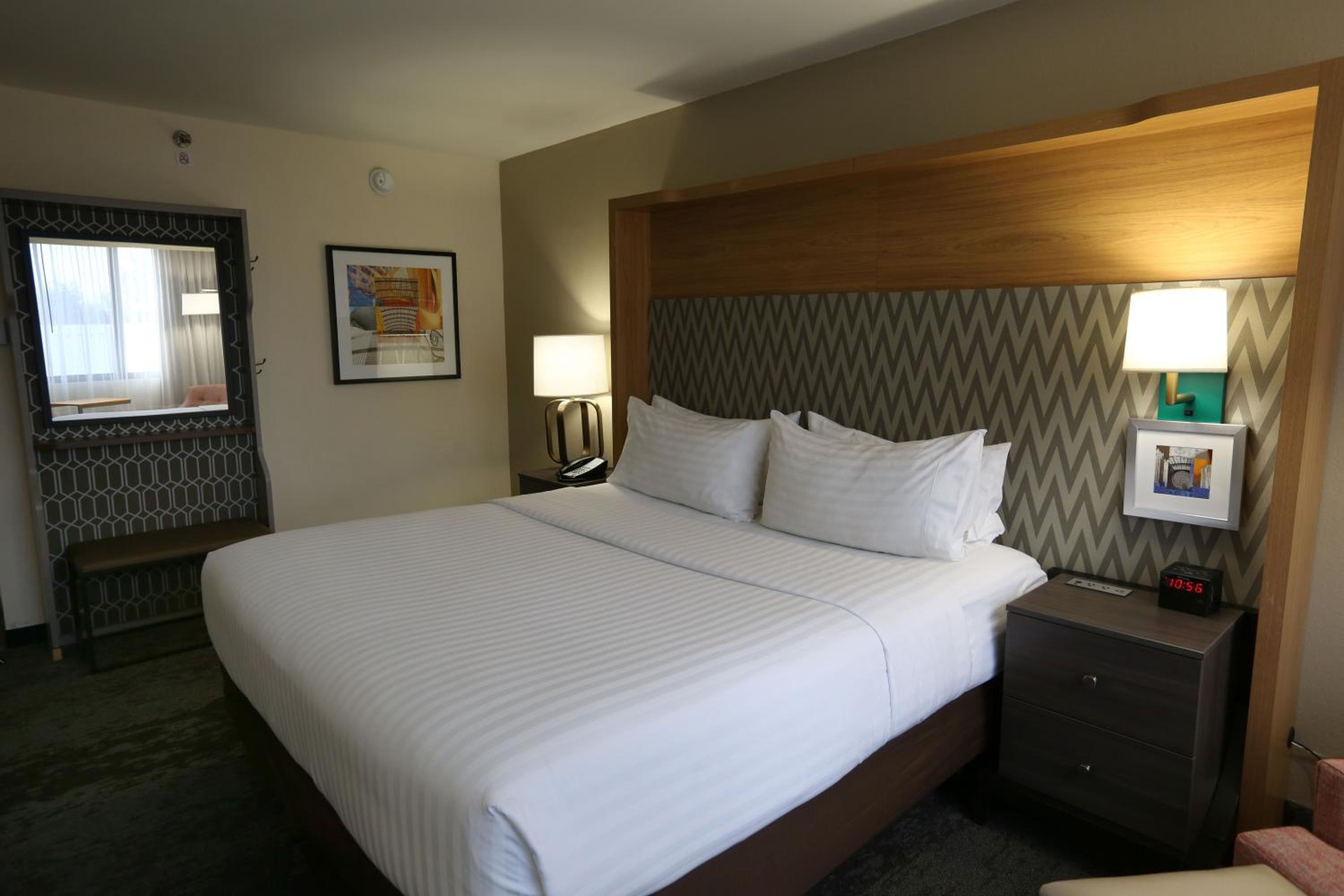 Standard King Room - Photo 5