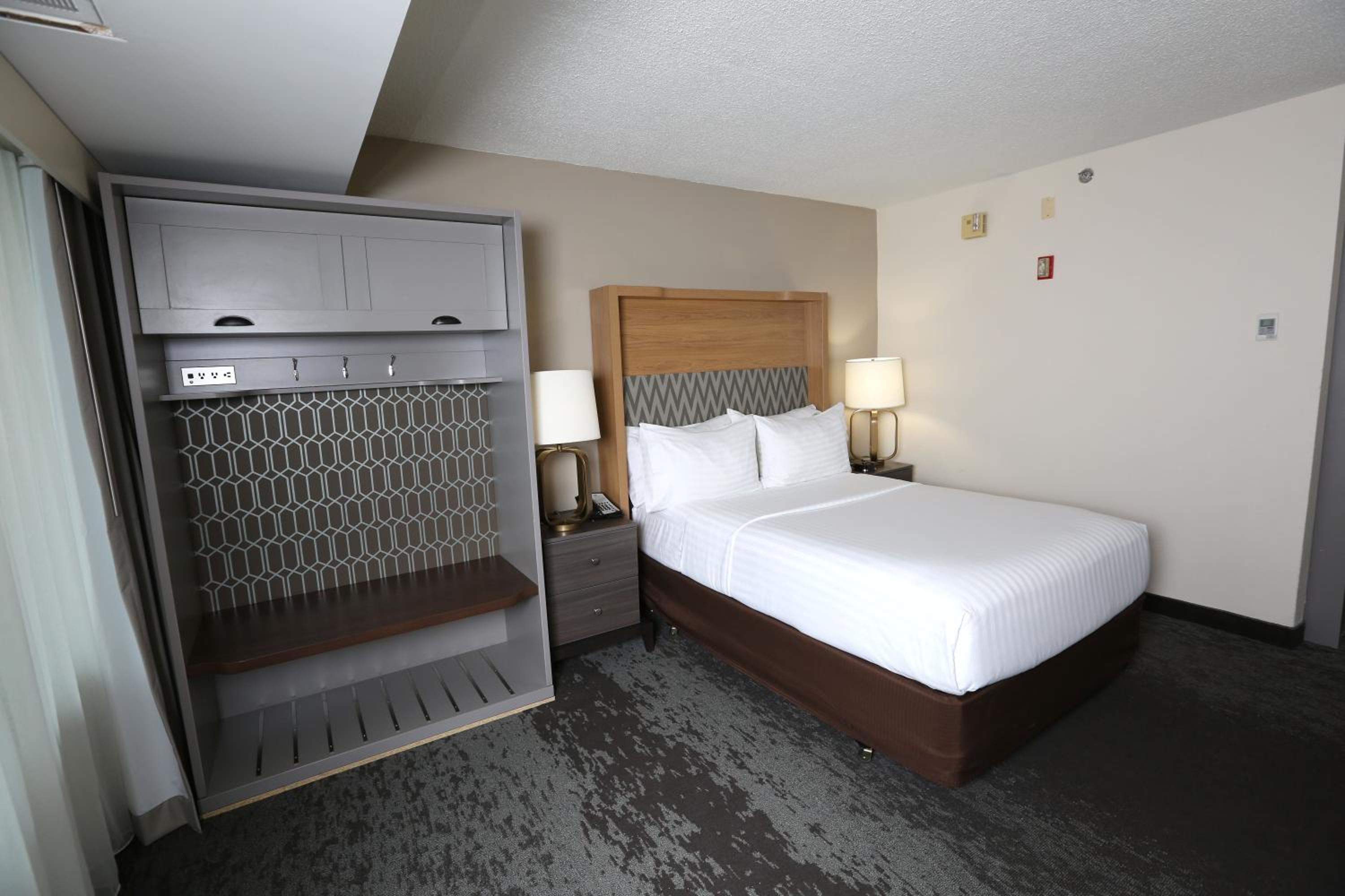 Queen Room - Disability Access - Photo 3