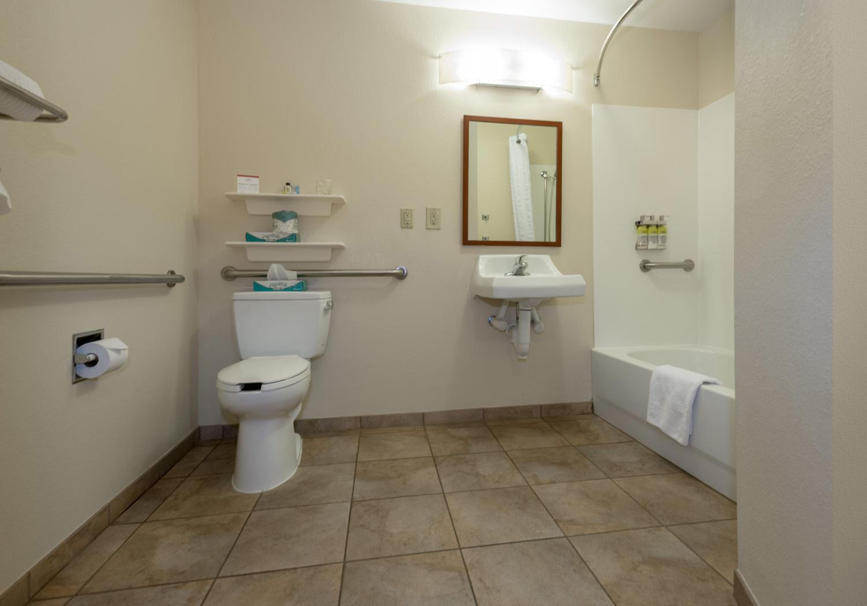 Studio Queen Suite with Communications Accessible Tub - Photo 4