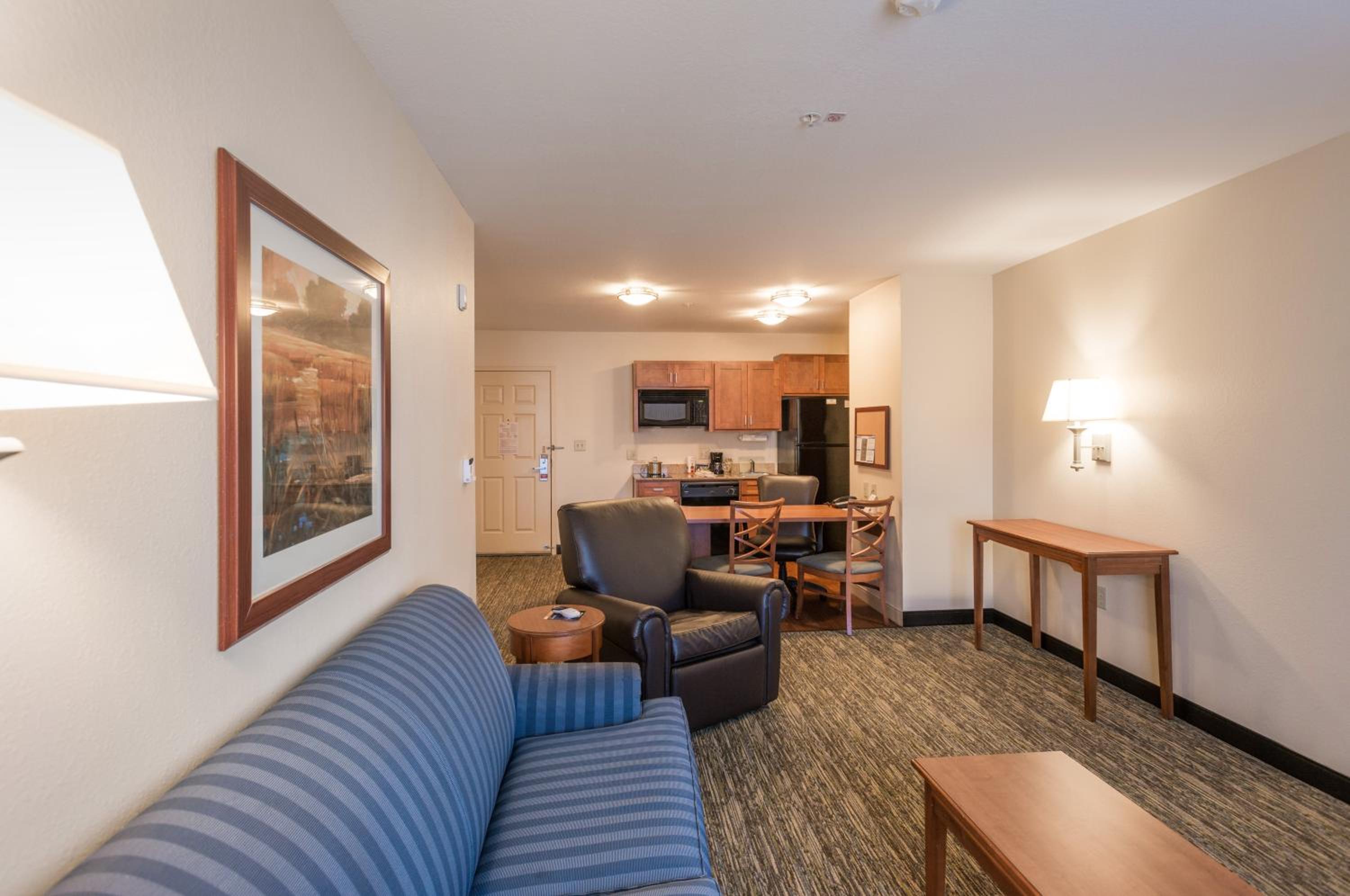 One-Bedroom Suite - Photo 3