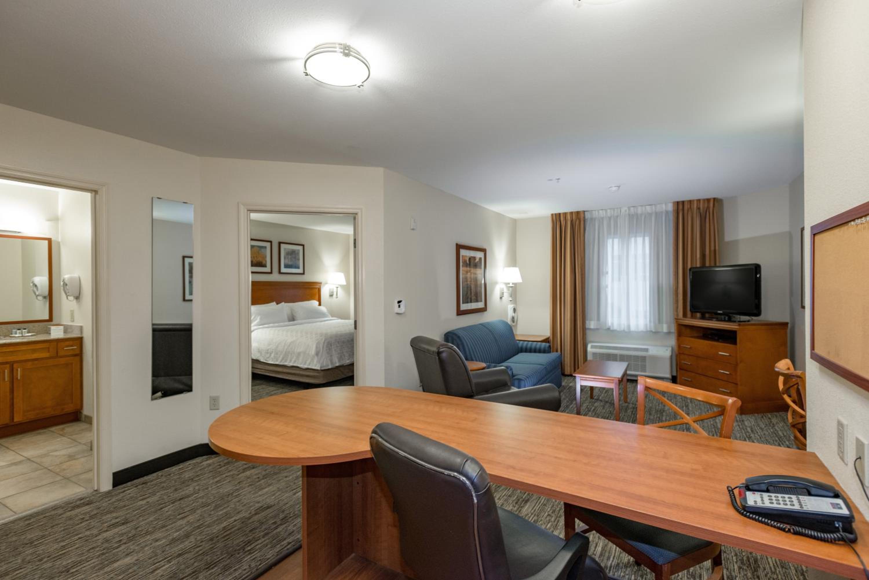 One-Bedroom Suite - Photo 4